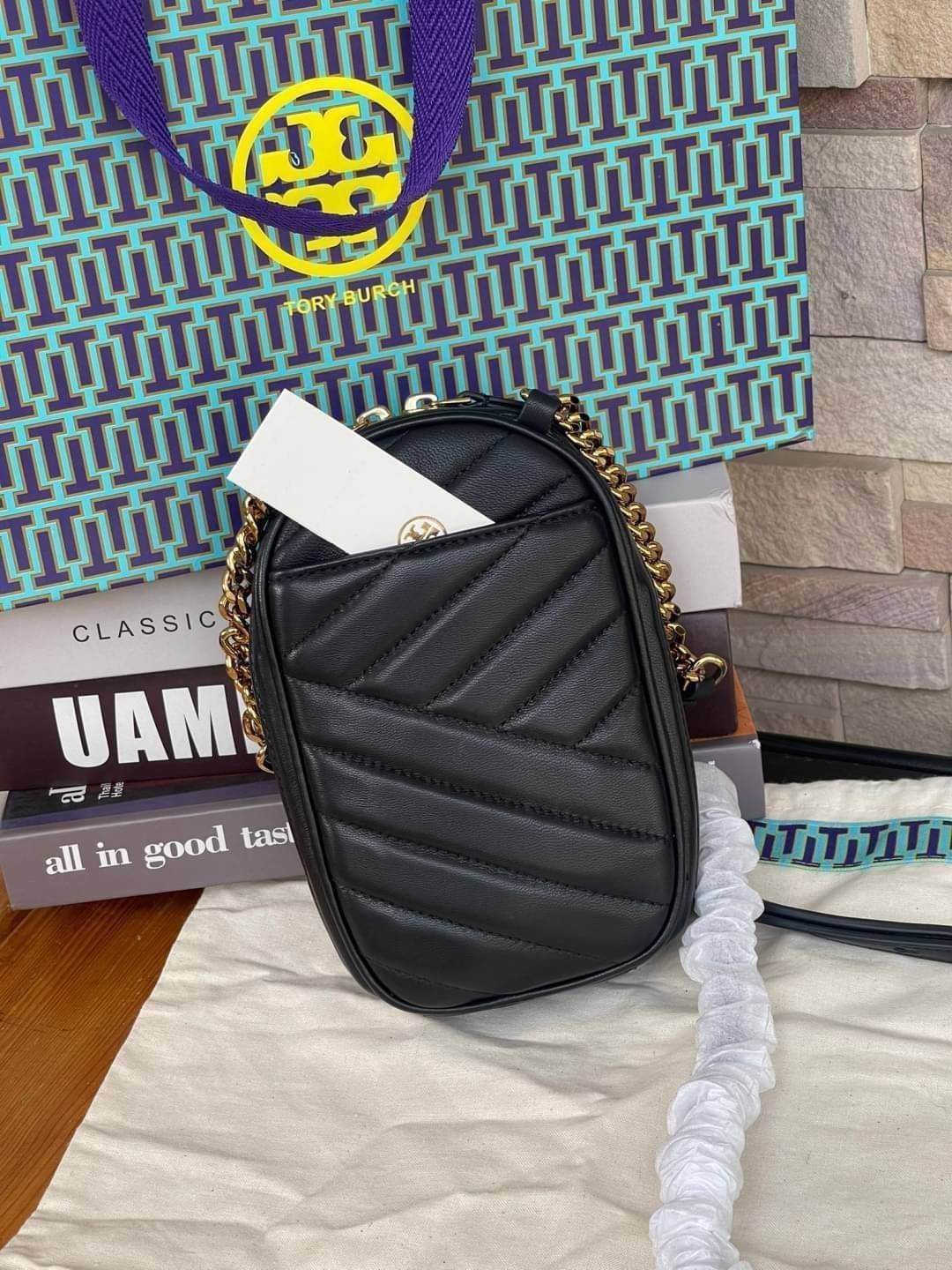 OUTTLET 】Tory burch kira chevron n/s crossbody bag กระเป๋าสำหรับใส่มือถือหรือของจุกจิกต่างๆ ได้กลายมาเป็นแฟชั่นสุดร้อนแรงแห่งปี คอลเลคชั่นนี้ออกมาเพื่อเอาใจสาวๆโดยเฉพาะ สีสันสุภาพเพื่อให้แมทช์กับสีสันของเสื้อผ้า ได้ง่าย ภายในยังสามารถแบ่งสันปันส่วนไว้สำหร