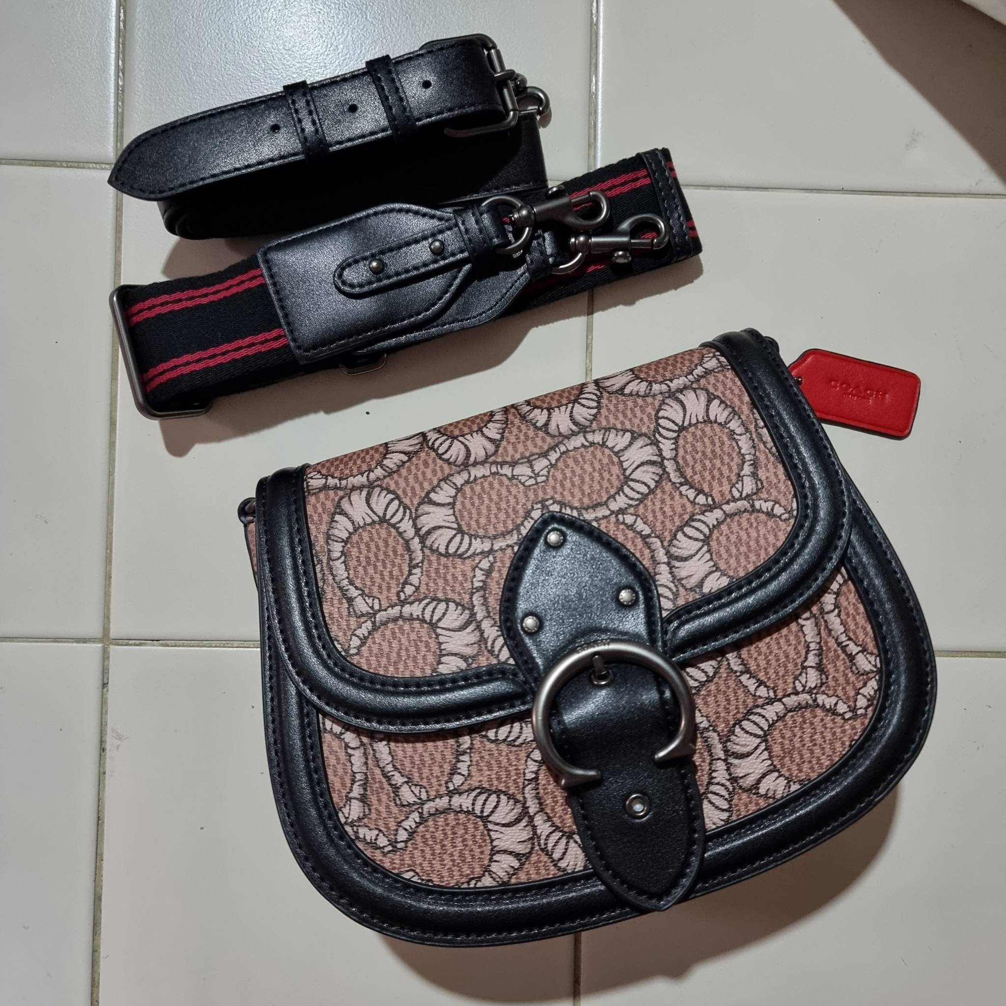 OUTLET 】COACH C6972 COACH x MICHAEL B. JORDAN WITH BEAT SADDLE BAG คอลเลคชั่นใหม่ ดีไซน์สุดชิค มาให้สวยในไทยก่อนใคร กับกระเป๋าทรง saddle ที่พิเศษมากๆมาพร้อมสายสะพาย 2 เส้น ใช้คู่กันหรือแยกสะพายก็สวยครบสูตร กระเป๋าสะพายทรง saddle คลาสสิค วัสดุหนังแคนวาสสลั