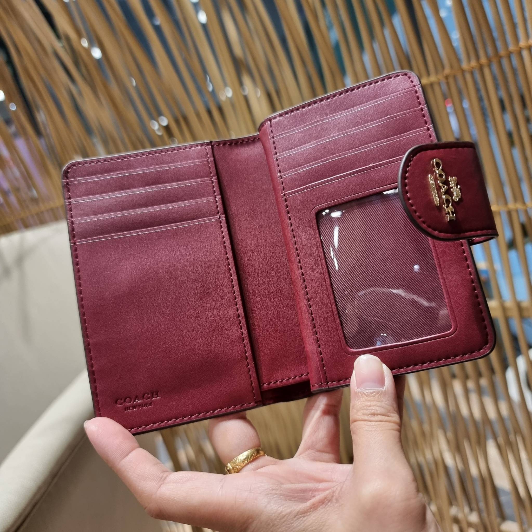 COACH C7414 MEDIUM CORNER ZIP WALLET WITH ORNAMENT PRINT คอลเลคชั่นใหม่ กระเป๋าสตางค์ใบกลาง ดีไซน์ใหม่ สุดหรู คละลายพริ้นท์เต็มใบ น่าใช้ไปอีก วัสดุหนังแคนวาสเคลือบลาย ภายในมีช่องใส่บัตร ใส่ธนบัตรได้ครบ และมีช่องซิปแยก ใบจริงสวยมากๆ แนะนำจ้า ราคาสุดคุ้มครบ