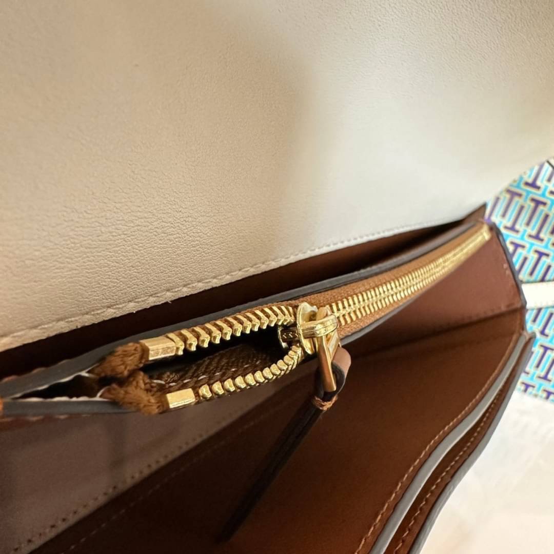 TORY BURCH ELEANOR SMALL LONG CONVERTIBLE SHOULDER กระเป๋าสะพายทรงยาว E/W Eleanor Convertible สูดหรู ดูแพง หนังแท้ เรียบสวยหรู โดดเด่นด้วยป้ายโลโก้สีทอง ลาย Double T อันเป็นเอกลักษณ์ ภายในช่องโล่งกว้างสามารถใส่โทรศัพท์ได้ทุกรุ่น สามารถใส่กระเป๋าสตางค์ใบยา