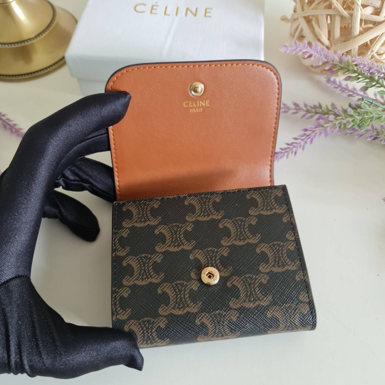 พรีเมี่ยมกิ๊ฟแท้ 100% 】CELINE SMALL TRIOMPHE WALLET IN SHINY SMOOTH LAMBSKIN VIP GIFT WITH PURCHASE (GWP) พรีเมี่ยมกิ๊ฟ Member Gift Limited Edition จาก CELINE HAUTEPARFUME COUNTER กระเป๋าสตางค์งานดี งานสวยสุดๆๆๆ มี 3พับ ขนาดกะทัดรัด เหมาะมากกก มีช่องใส่เห