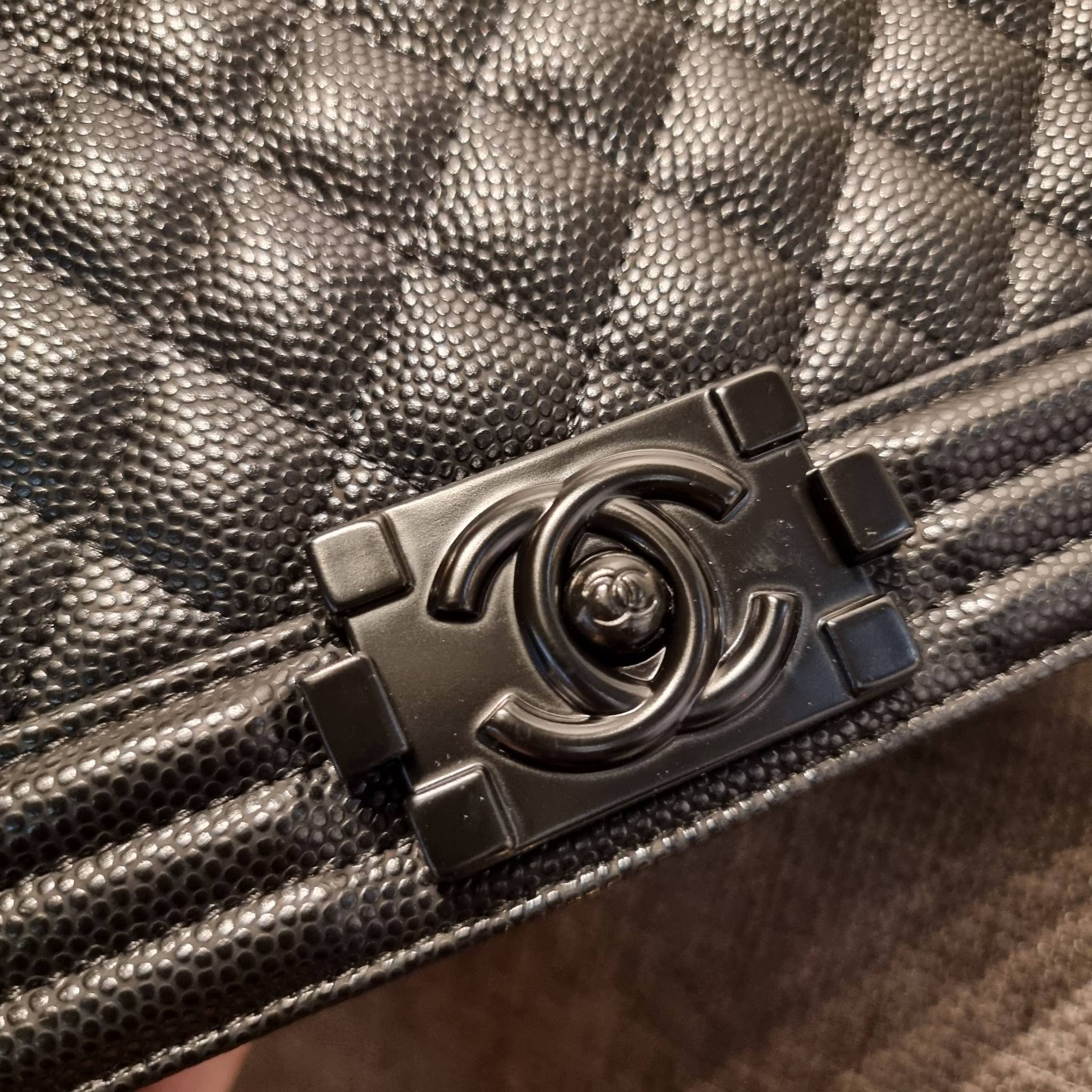 Chanel Boy 10" พร้อมส่งที่ไทย รุ่นสุดฮอต ดีไซน์อะไหล่ดำ เรียบหรูมากๆ!! วัสดุหนังลายคาร์เวีย ทรงคลาสสิคที่สาวๆห้ามพลาด!! ในราคาสุดคุ้ม เปิด-ปิดกระเป๋าด้วยตัวล็อค ภายในโล่งกว้าง ไซส์ใหญ่ใส่ของได้เยอะ มีช่องแยกในกระเป๋า มาพร้อมสายสะพายโซ่สลับหนังรองบ่า 