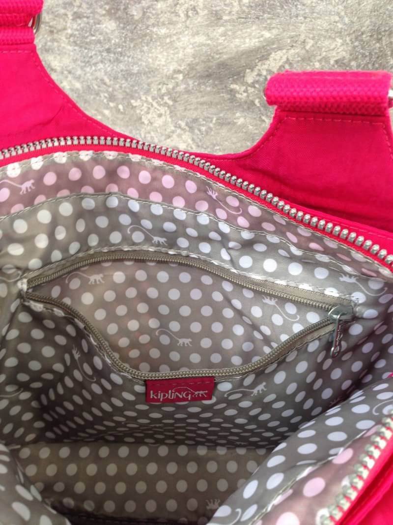 Kipling รุ่น Cicele กระเป๋าสะพายไหล่ใบใหญ่ สวยน่ารัก ตัวกระเป๋าด้านในเป็นช่องโล่งแบบปิดเปิดด้วยซิป มีช่องซิปด้านใน ด้านข้างกระเป๋า มี 2 ช่อง ปิดเปิด ด้วยเทป พร้อมที่ใส่โทรศัพท์ ปากกา และ MP 3 ในส่วนด้านใน และ ด้านข้างกระเป๋า ซ้าย-ขวา เป็นช่องขนาดเล็กสำหรั