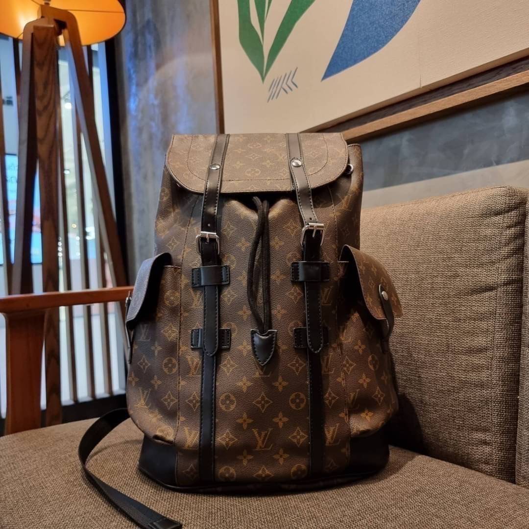 LV Christopher PM Monogram Eclipse Reverse เป้สะพายหลังใบใหญ่ LV MONOGRAM BACKPACK ที่หนุ่มๆตามหากันมากที่สุด LONG WEEKEND กระเป๋าใบใหญ่ต้องมี!! รุ่นสุดฮอต!! ด้วยรูปทรงที่คลาสสิค สไตล์เอกลักษณ์ วัสดุหนังแคนวาส ทนทาน
