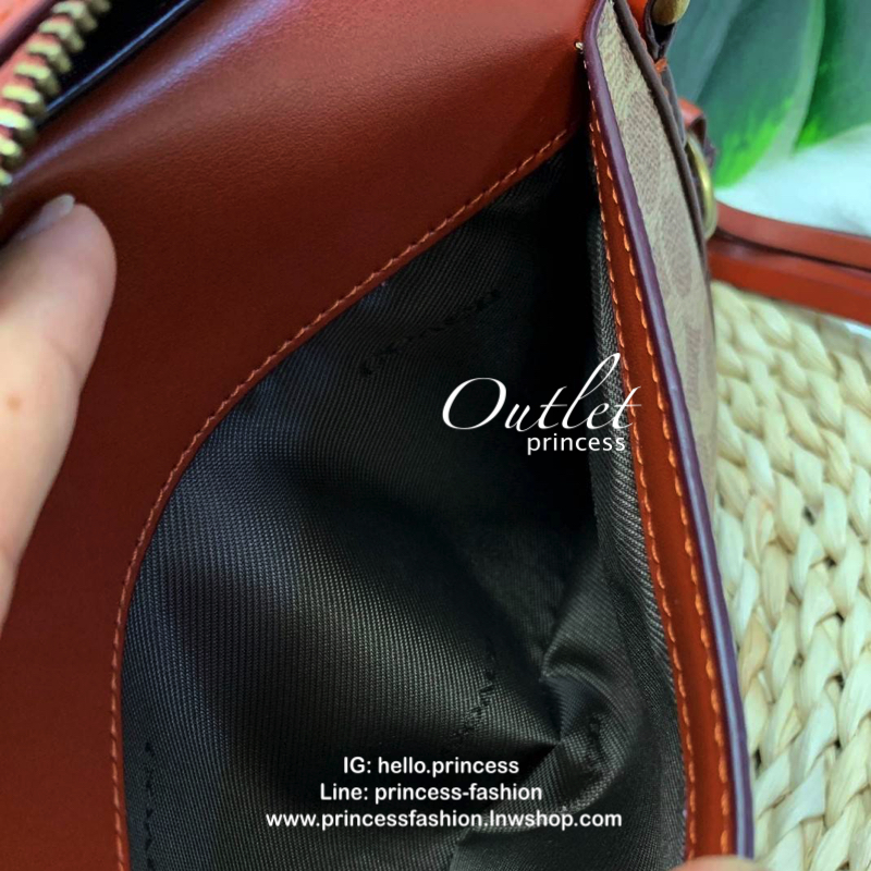 COACH CROSSBODY BOX BAG กระเป๋าสะพายข้าง crossbody วัสดุหนัง pvc. หนังนิ่ม คุณภาพดี ลาย signature brand ตัดขอบหนัง ด้านหน้า/ หลังมีช่องเเล็ก เปิดปิดกระเป๋าแบบซิป ภายในกว้าง ใส่ wallet ขนาดกลาง มือถือได้ทุกรุ่น และของใช้จุกจิกได้ พร้อมสายสะพายแบบโซ่ต่อหนัง