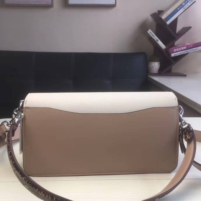 COACH TABBY SHOULDER BAG 26 พร้อมส่งที่ไทยอีกครั้งค่ะ!! กระเป๋าหิ้ว//คล้องไหล่//สะพายข้างได้ สุดคุ้ม! หนังแท้เรียบคลาสสิคเพิ่มความหรูเข้ามาค่ะ ด้านหน้ามีอะไหล่แบรนด์ตัวใหญ่โดดเด่น เปิดปิดกระเป๋าแบบกระดุมแม่เหล็ก ภายในมีช่องหลักใส่ของ2ช่อง;สามารถใส่กระเป๋า