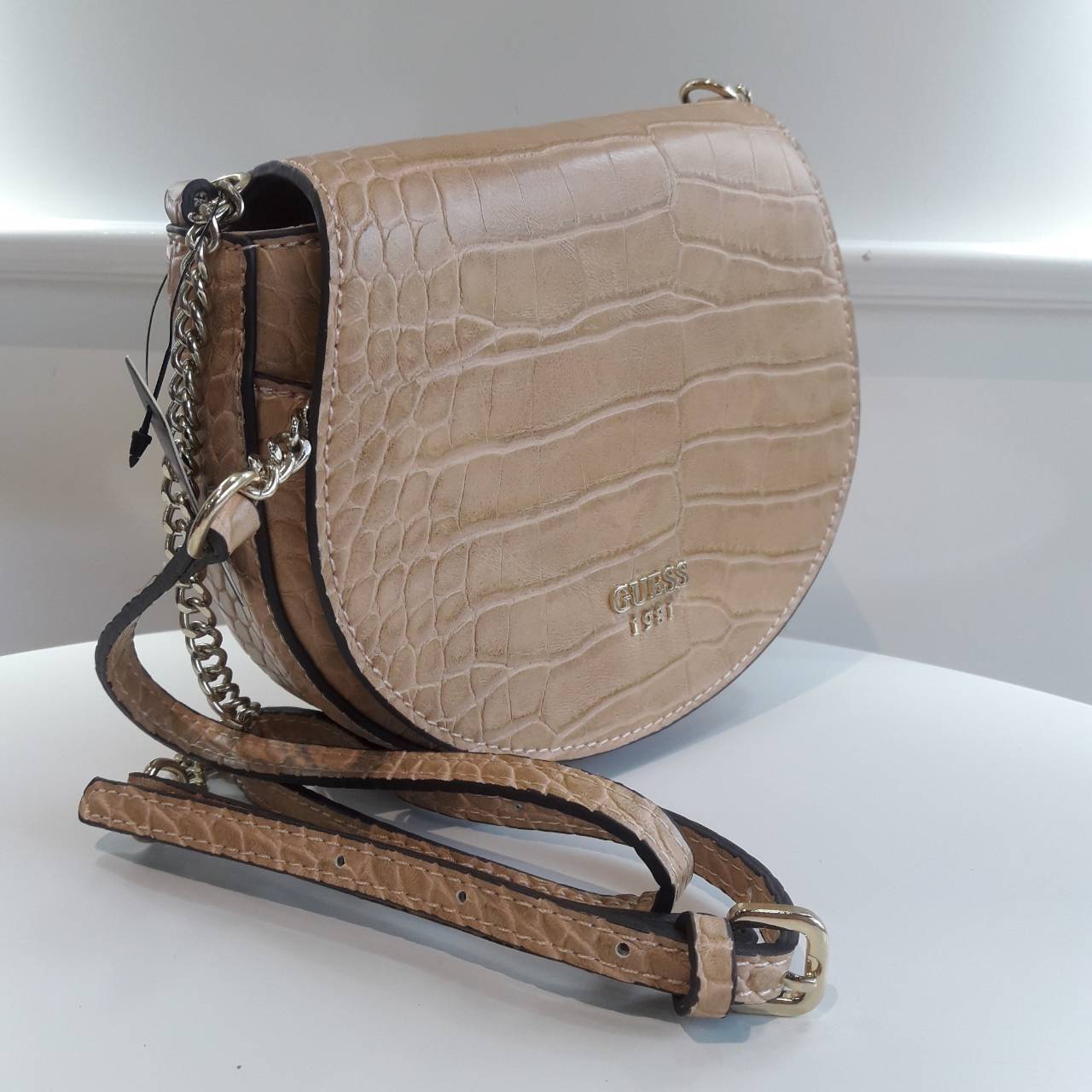 Guess croc crossbody bag กระเป๋าสะพานดีไซน์เก๋ ทรงน่ารัก ฝาพับโค้งดีไซน์สวย ด้านหนังปั๊มลาย croc ประดับ logo brand สีทอง เปิดปิดด้วยกระดุม มีช่องเล็กลับใส่บัตรได้ ช่องใหญ่บุผ้า ลายแบรนด์ มีช่องใส่ของแยก ใส่มือถือได้ทุกรุ่น มาพร้อม สายยาวโซ่ต่อหนัง ใบนี้เห
