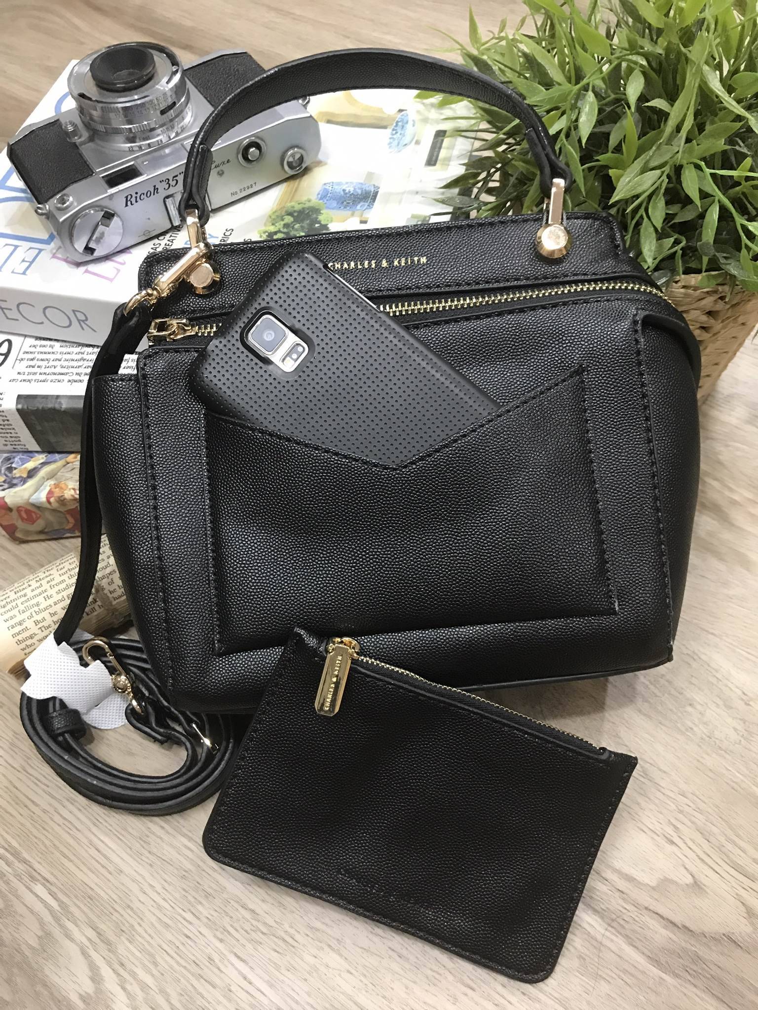 CHARLES & KEITH MINI TOP HANDLE BAG กระเป๋าถือหรือสะพายรุ่นยอดนิยมวัสดุหนังคาเวียร์ดีไซน์สวย อยู่ทรง ด้านหน้ามีช่องใส่ของพร้อมกระเป๋าคลัชเข้าชุดอีก1ใบ สามารถถอดแยกใช้ได้ มาพร้อมหูจับและสายสะพายยาวถอดได้ปรับระดับได้เปิดปิดด้วยซิป หัวซิปปั้มโลโก้ น้ำหนักเบา