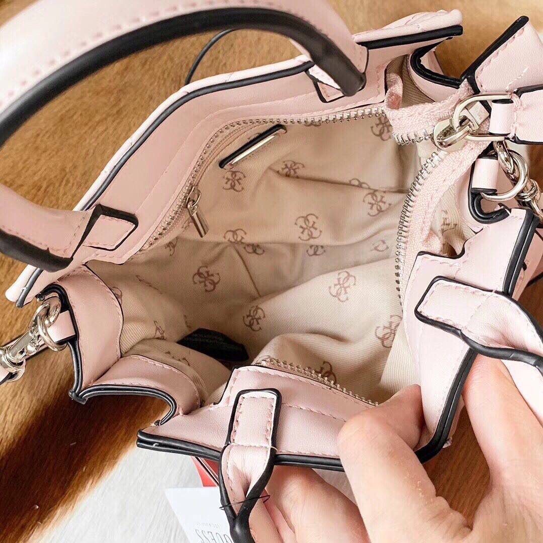 GUESS ELLIANA QUILTED MINI SATCHEL BAG กระเป๋าสะพายรุ่นยอดนิยม วัสดุ PU คุณภาพดี นิ่ม น้ำหนักเบาด้านหน้าประดับด้วยโลโก้แบรนด์สุดหรู เปิดปิดกระเป๋าด้วยซิปสะดวกใช้ ด้านในกว้างมีช่องซิปสำหรับใส่ของ ใส่มือถือได้ทุกรุ่น ซับในลายแบรนด์ สายสะพายหนังเลื่อนปรับระด