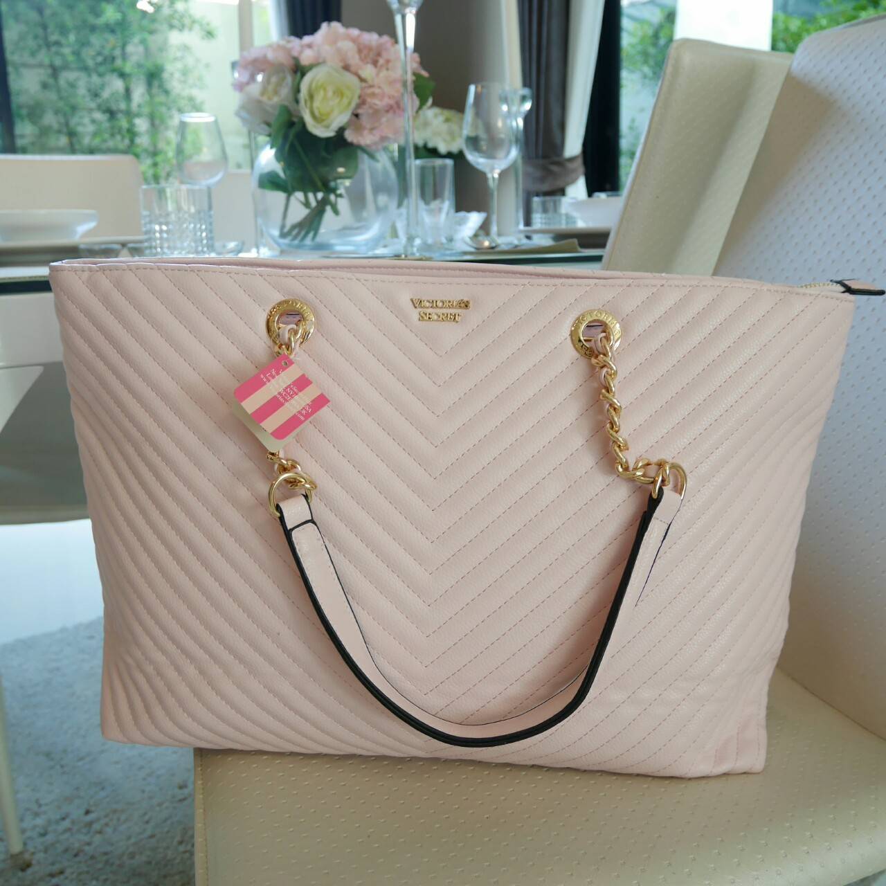 Victoria's Secret Shoulder Bag กระเป๋าสะพายทรงหรูจาก Victoria's Secret หนัง PU หนา รับน้ำหนักได้เยอะ เปิดปิดด้วยซิป ด้านหน้าประดับตัวอักษร VS ภายในมีช่องซิปและช่องใส่ของ จุได้เยอะค่ะ ใส่เอกสาร A4 หนังสือ ipad ได้สบาย เป็นอีกหนึ่งรุ่นเเนะนำที่สาว