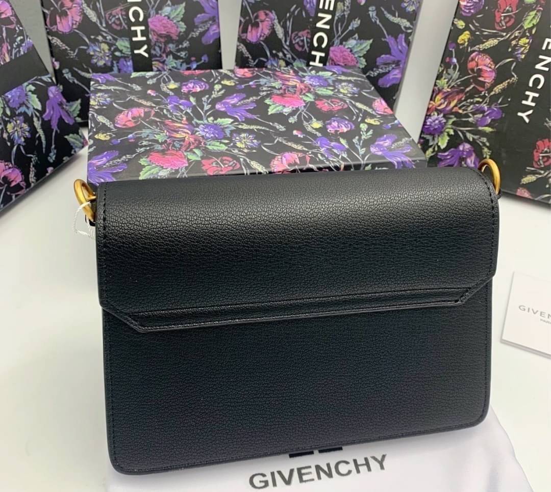 หนังแท้ Givenchy GV3 Bag 9” สวยหรู ดูเป็นคนมีเทสดีเลยค่าา ดีไซน์คือสวยมีคลาส มีระดับสุดๆ พร้อมสายโซ่อะไหล่ทอง ละมุนตามากค่าา รุ่นนี้ขายดีมาก ได้มาน้อยด้วยนะคะ สาวๆ รีบจับจอง อย่าคิดนาน ราคานี้กับคุณภาพถือว่าคับแก้วมั๊กมากกกก ไม่ซื้อทนไหว ^^