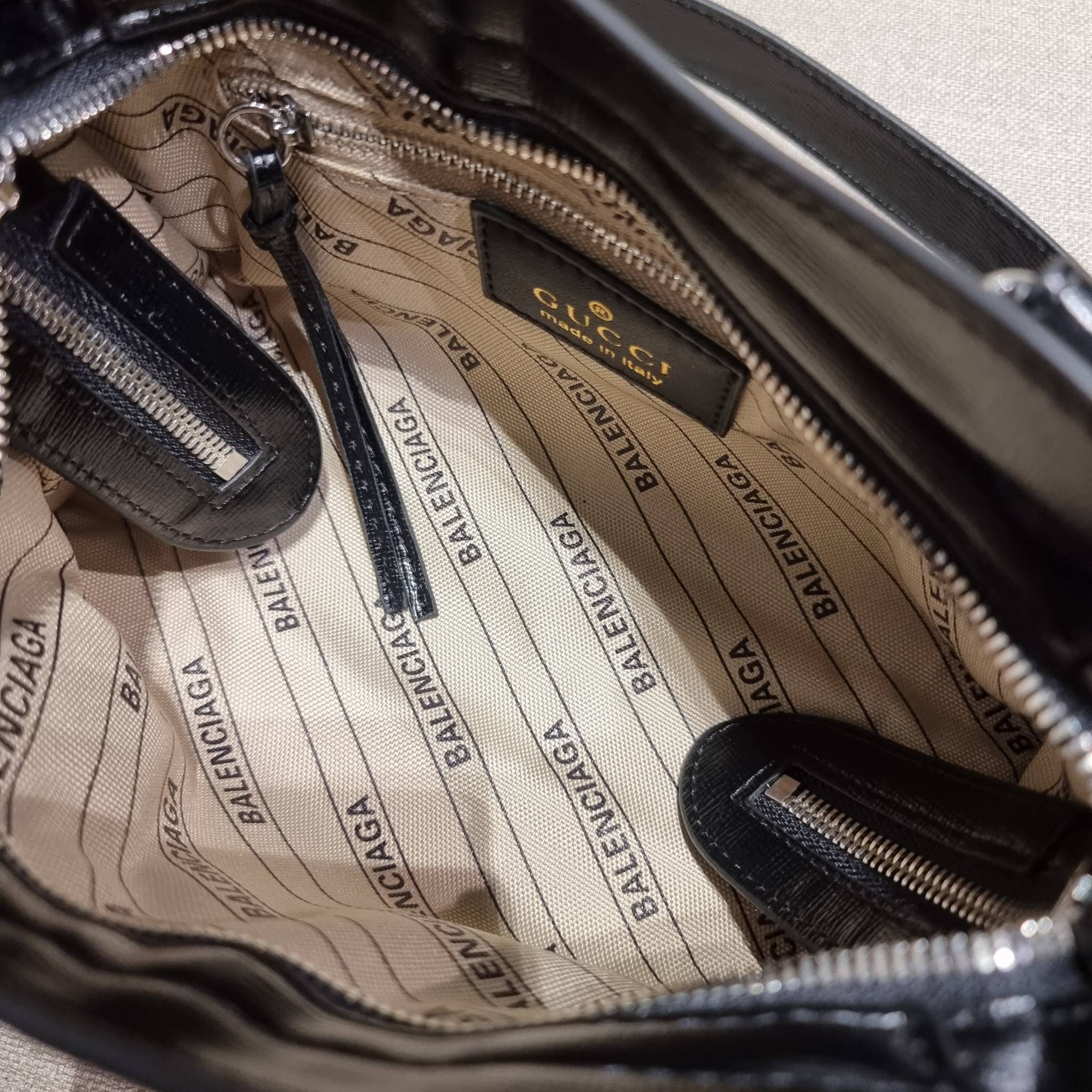 ไซส์ใหม่ กับรุ่นคอลแลบอีกหนึ่ง ที่ฮอตติดลมไม่เลิก!! Gucci×Balenciaga neo floral small bag กระเป๋าถือ/สะพายข้างที่โดดเด่นในสไตล์ที่ไม่ซ้ำ ไม่เกร่อ ดีไซน์มีกิมมิคและลูกเล่นแพรวพราว ทั้งหนังรูดซิป ทั้งหูจับ ทั้งความตกแต่ง มีดีเทลอัพราคาไปหมด วัสดุผ้าแคนวาสตั