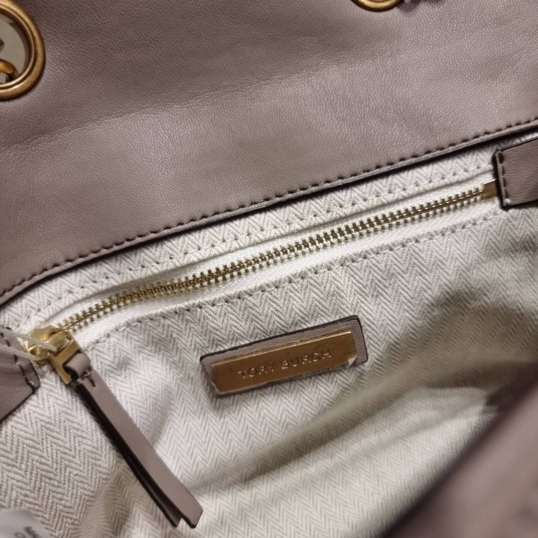 TORY BURCH KIRA CHEVRON CONVERTIBLE SHOULDER BAG (SMALL / MEDIUM) กระเป๋าสะพายรุ่นยอดฮิต ไซส์คลาสสิค ที่ใช้ยังไงก็ดูหรู ดีไซน์เฉพาะตัว วัสดุหนังแกะ สัมผัสนิ่ม เปิด-ปิดด้วยกระดุมแม่เหล็ก ภายในเป็นช่องโล่ง ใส่กระเป๋าสตางค์ มือถือ เครื่องสำอางค์ พาวเวอร์แบงค