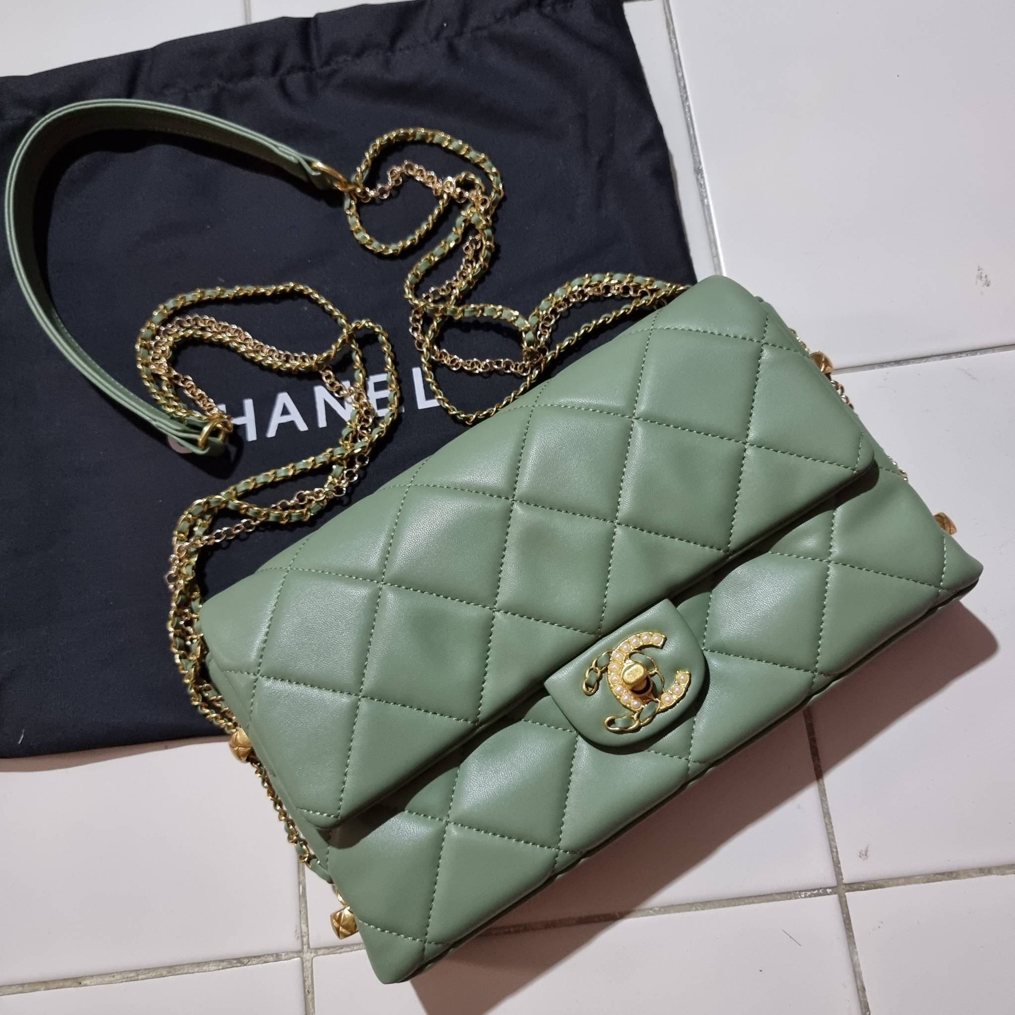 VIP 】สวยหรูพร้อมเสิร์ฟ!! กับไอเท็มสุดเลิฟจาก Chanel กระเป๋าสะพายที่สุดของความคุ้มค่า วัสดุหนังแกะนิ่มเต็มใบ เปิด-ปิดกระเป๋าด้วยตัวบิดล็อค ภายในกระเป๋าบุผ้าสวยหรู มีช่องโล่งกว้างจุของได้สบาย ใส่โทรศัพท์ กระเป๋าสตางค์ได้ มีช่องซิป 1 ช่อง ช่องย่อย 1 ช่อง ดีเ