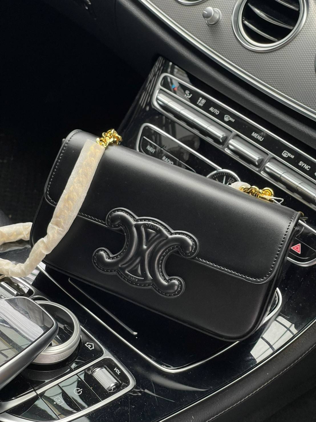 Celine Chain Shoulder Bag Cuir Triompe In Triompe เป็นกระเป๋าถูกประดิษฐ์ขึ้นในรูปทรงมินิมอล นับว่าเป็นกระเป๋าอีกหนึ่งรุ่นในซีรีส์ Triomphe ที่ได้รับความนิยมอย่างมาก โดยเป็นกระเป๋าสะพายไหล่ทรงสี่เหลี่ยมผืนผ้าที่อัดแน่นไปด้วยกลิ่นอายความคลาสสิกตามแบบฉบับของ