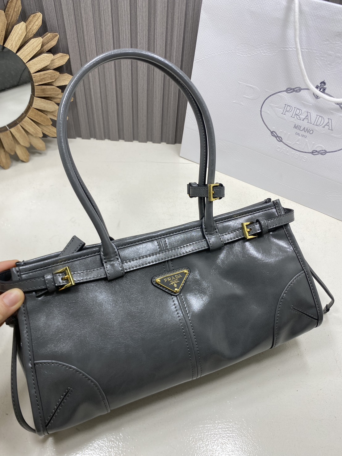 ORI หนังแท้ | Prada Bonnie medium leather handbag 32cm กระเป๋าสะพายทรงโท้ท โดดเด่นด้วยดีไซน์ที่เน้นความประณีตแต่ใช้งานได้จริง หนังเนื้อนุ่มเคลือบเงา เน้นย้ำเสน่ห์อันทันสมัยและใช้งานได้หลากหลาย