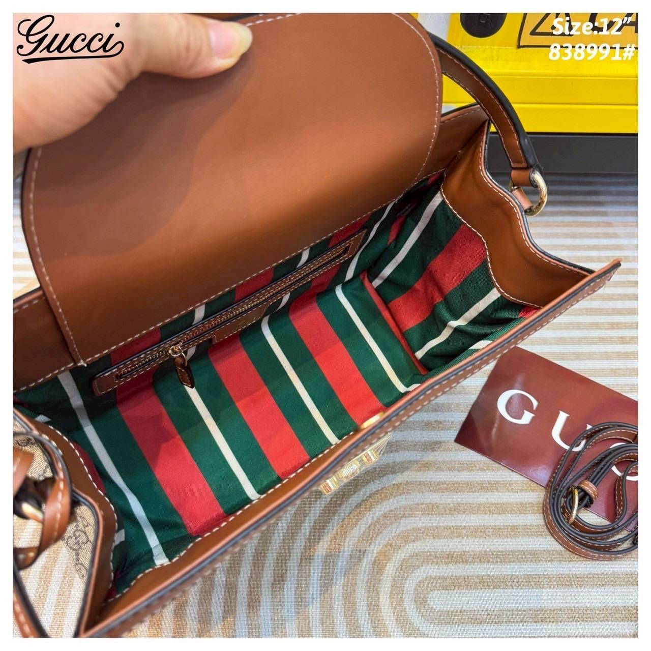 Gucci Padlock large tote bag กระเป๋าสะพายขนาดกลางพร้อมกุญแจล็อกและสายโซ่ รังสรรค์จากด้วยGG Supreme ที่ตัดเย็บจากผ้าไมโครไฟเบอร์เคลือบด้วยลาย GG พร้อมรายละเอียดหนังที่นุ่มเกินคาด