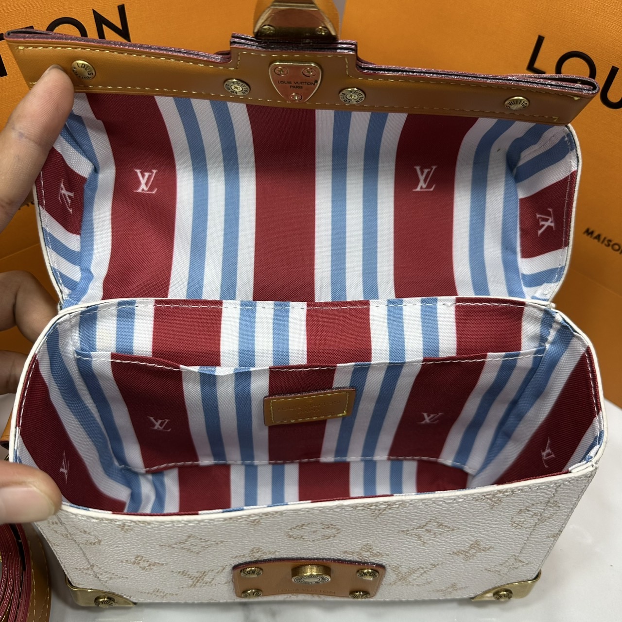 ORI หนังแท้ | LV Soul Trunk Monogram Dust coated canvas Bag กระเป๋าสะพายทรงกล่องโทนสีขาวคลาสสิก รุ่นใหม่สุดไอคอนิก ลายโมโนแกรมสวยงาม สะพายข้างชิคๆ พร้อมตอบรับได้ทุกลุค ทุกสไตล์