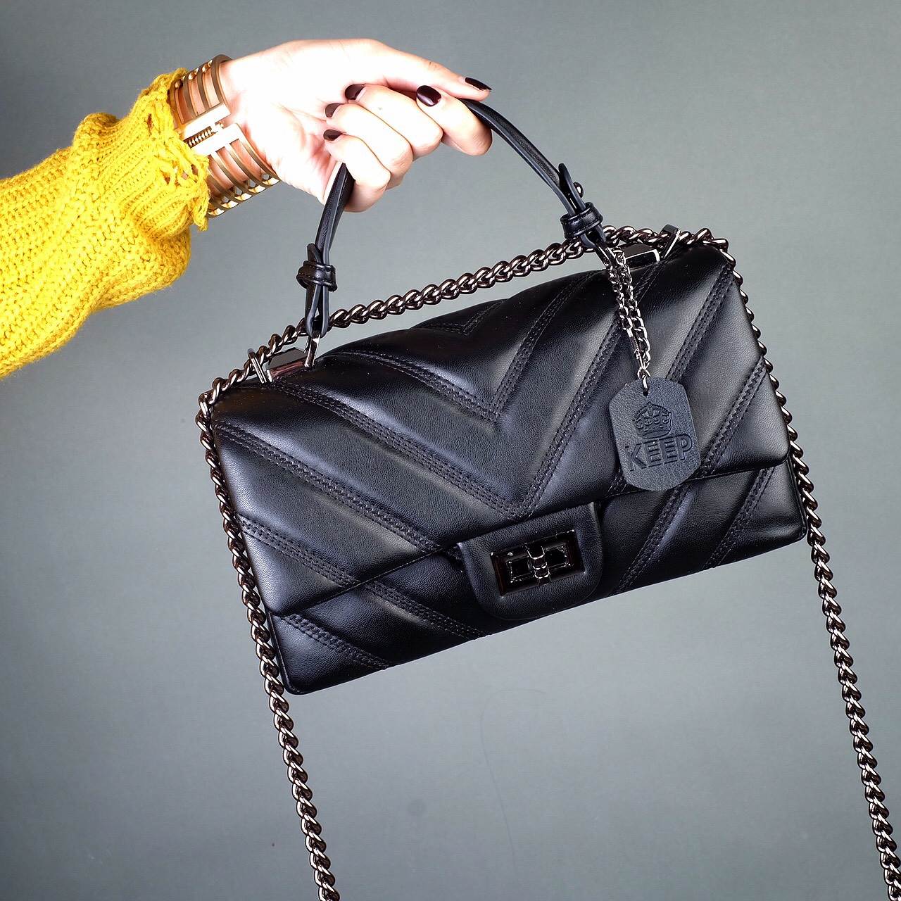 Best seller สินค้าขายดีมาก !! KEEP รุ่น coco chain handbag กระเป๋าทรงหรู หังแกะสังเคราะห์ นิ่ม ฟู ตึงสวย อยู่ทรง ตามแบบฉบับของแบรนด์เลยค่ะ ใบนี้ มีหูถือได้ ด้านในสีแดงสวย มีช่องแบ่งเก็บของหลายช่อง ด้านหลังมีช่องพิเศษสามารถใส่มือถือได้ค่ะ สายปรับ สั้น ยาวไ