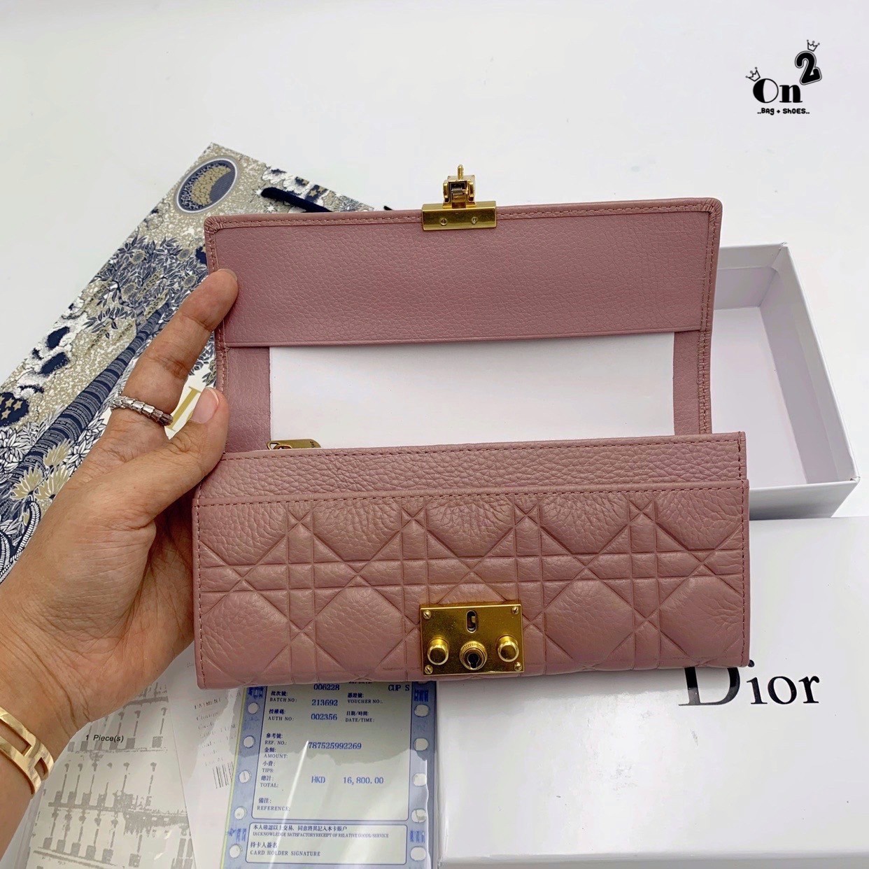 Dior Long Wallet กระเป๋าสตางค์ใบยาวทรงคลัช งานสวยหนังนิ่มมาก มาพร้อมอะไหล่สีทองหรูหรา ด้านในมี 3 ช่องใช้งาน งานจริงคือสวยมาก มาให้สาวๆเลือกใช้กัน 3 โทนสี ราคาดีย์มากกน้าาา