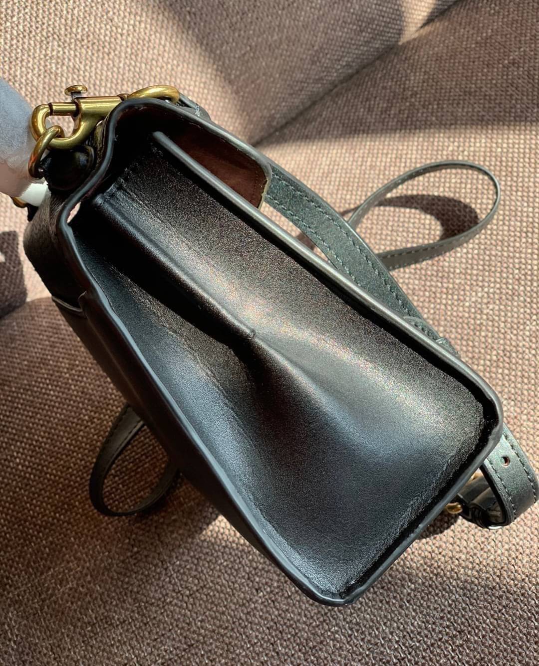 COACH TABBY TOP HANDLE 20 พร้อมส่งที่ไทยค่ะ! กระเป๋าหิ้ว//สะพายข้างได้ หนังแท้อย่างดี กหนึ่งใบทำหนังสองลายได้อย่างสวยงาม พร้อมโลโก้รุ่นใหม่ล่าสุดดูดีมากๆค่ะ เปิดปิดกระเป๋าแบบกดล็อค ภายในมีช่องหลักสองช่อง ใส่มือถือได้ทุกรุ่น;กระเป๋าเงินใบกลางได้;ของจำเป็นจ