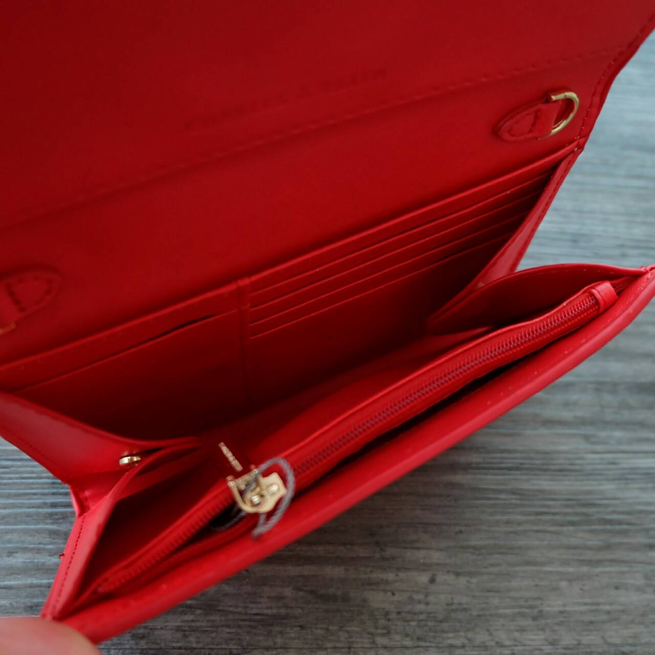 CHARLES&KEITH FRONT FLAP WALLET กระเป๋าสตางค์แบบ cluth คลัช รุ่นชนช็อปเปิดปิดด้วยฝาปิดกระดุมแม่เหล็ก ด้านหน้ามีโลโก้แบรนด์ ภายในมีช่องใส่ของ เยอะค่ะ มีทั้งฝช่องซิป และช่องใส่บัตรหลายช่อง สามารถใส่ธนบัตร มือถือ เหรียญและบัตรได้เยอะ มีกระดุมปรับขยายทรง มาพร