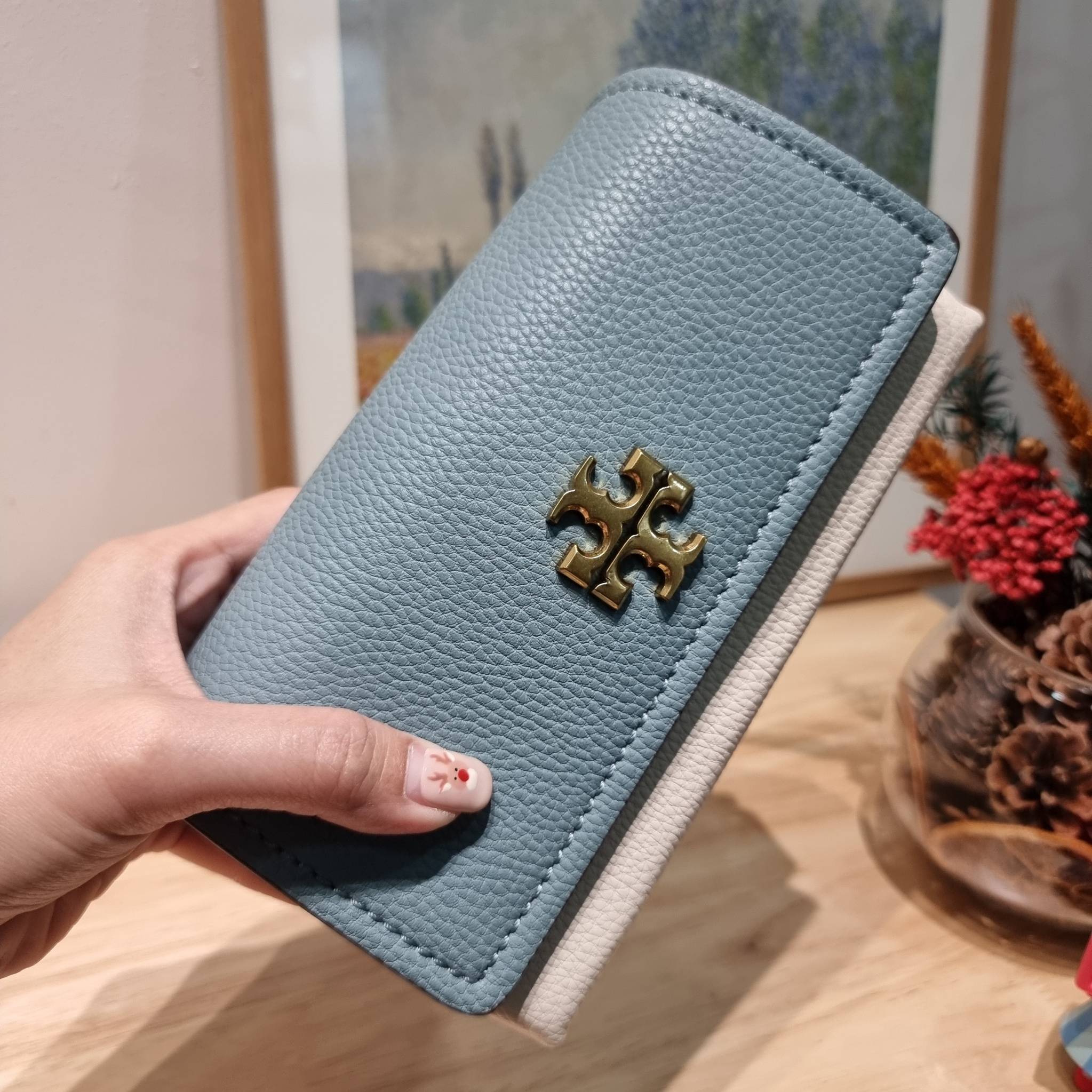 TORY BURCH LIMITED-EDITION MINI BAG รุ่นลิมิเต็ด ที่ sold out ไปแล้วหลายช็อป มีมาให้ช้อปที่นี่! กับกระเป๋าสะพายข้างทรงผู้ดี ไซส์มินิ ที่ผลิตมาในจำนวนจำกัด โดดเด่นด้วยอะไหล่ทองคลาสสิคหรูหรา และสายสะพายโซ่สลับหนัง ทำให้สะพายได้โดยไม่เจ็บไหล่