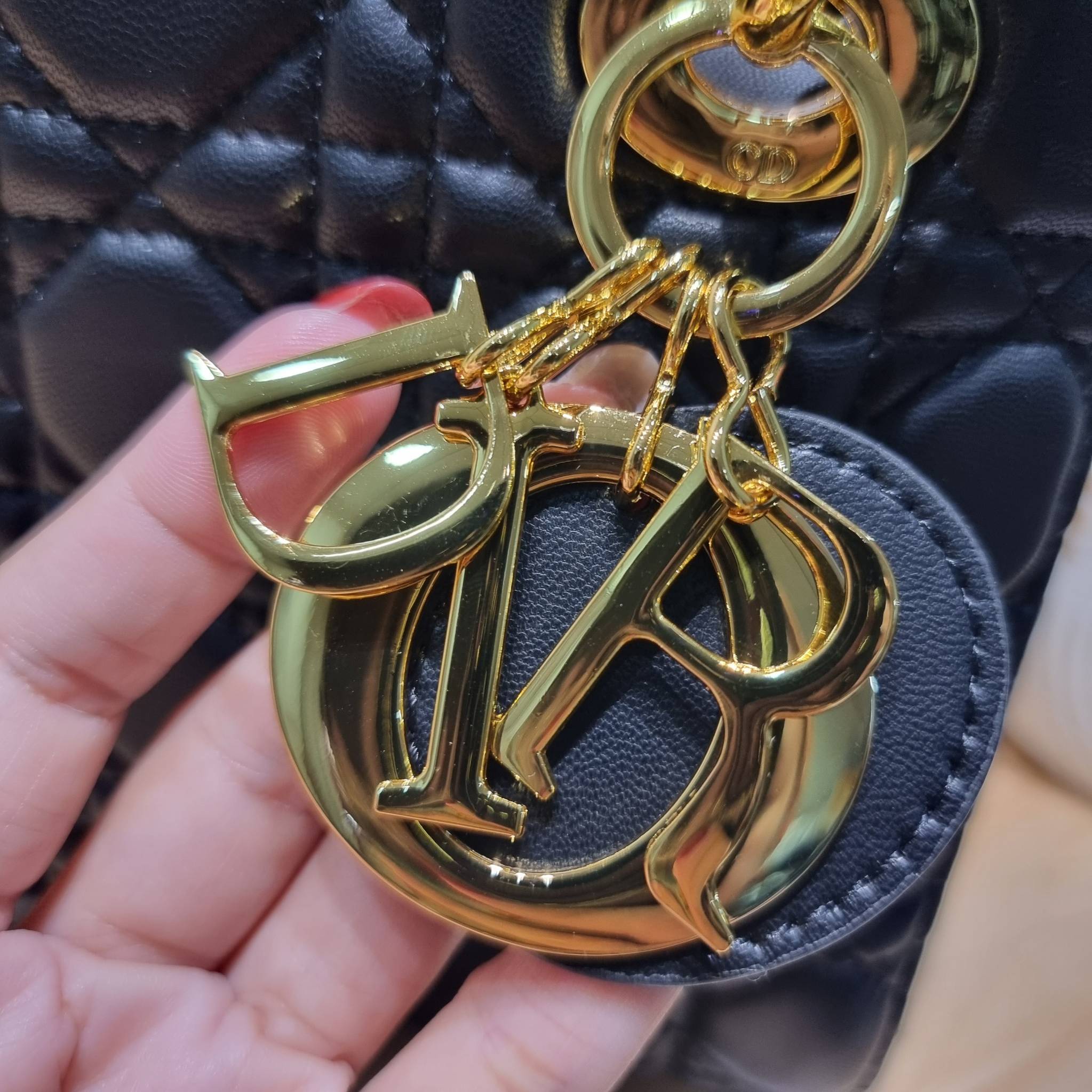 SMALL LADY DIOR MY ABCDIOR BAG Black Cannage / CD LADY BAG พร้อมส่ง กระเป๋าสะพายข้างสุดฮอต ดีไซน์เรียบง่าย แต่แฝงไปด้วยความหรูหรา ทรงกล่องคลาสสิค โดดเด่นด้วยพวงกุญแจอะไหล่สีทอง