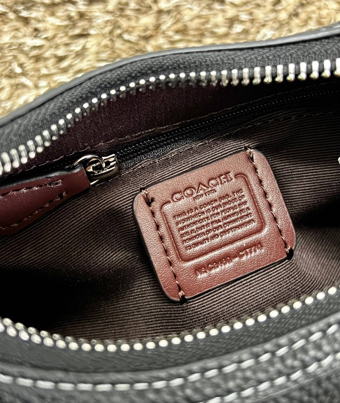 COACH CARMEN MINI CROSSBODY BAG กระเป๋ารูปทรงพระจันทร์โค้งมน น่ารักน่าใช้มากๆ!! เกรดท็อปออริ เกรดดีสุด สลับแท้ 1:1 ใช้ต่างประเทศได้