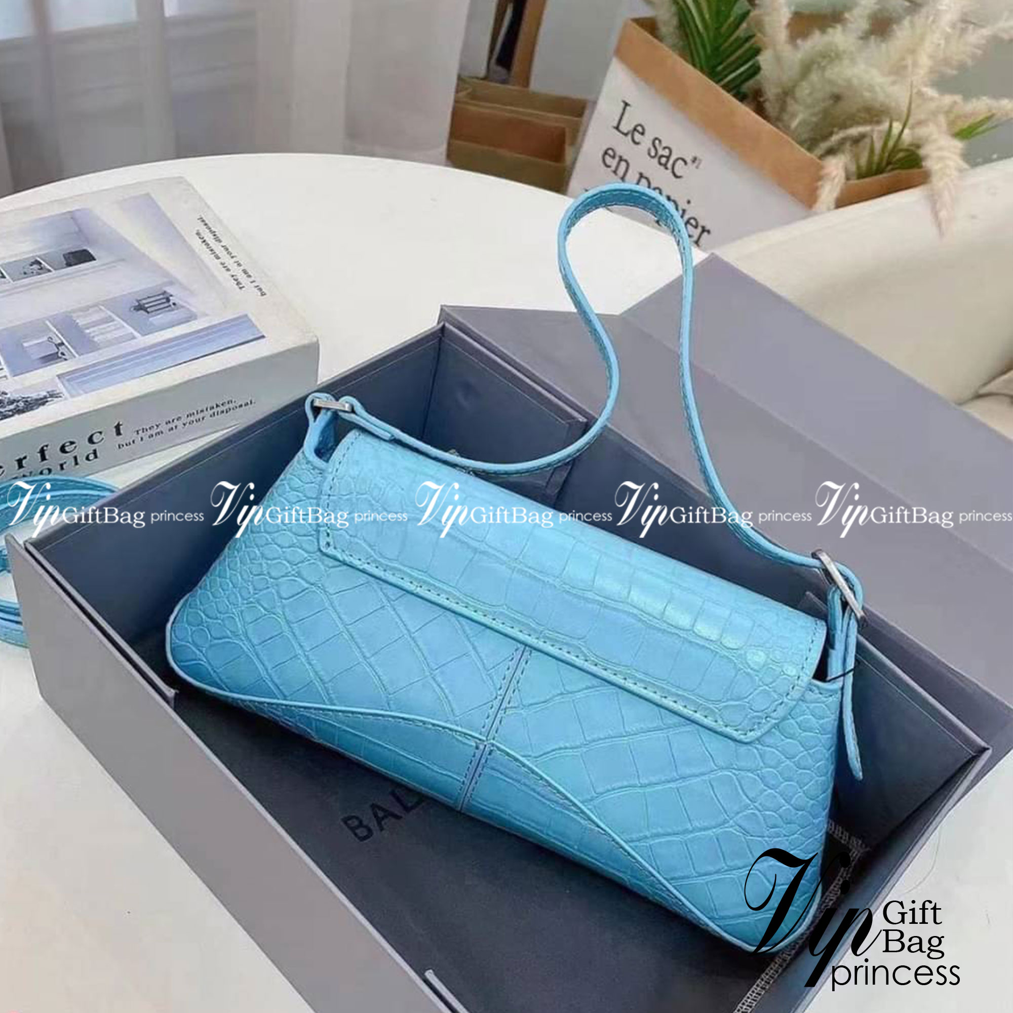 BALENCIAGA XX Small Flap leather shoulder bag กระเป๋าสะพายดีไซน์สวยเลิศ!! ไม่ซ้ำ เอกลักษณ์ที่โดดเด่นด้วยรูปทรง และขนาดที่กำลังเหมาะใช้งาน พร้อมดีไปหมด!! เปิด-ปิดด้วยกระดุมแม่เหล็ก ภายในกระเป๋าเป็นช่องโล่ง ใส่ของสำคัญจุกจิกพอได้ พกพาได้แบบไม่ต้องเยอะ สายสะ