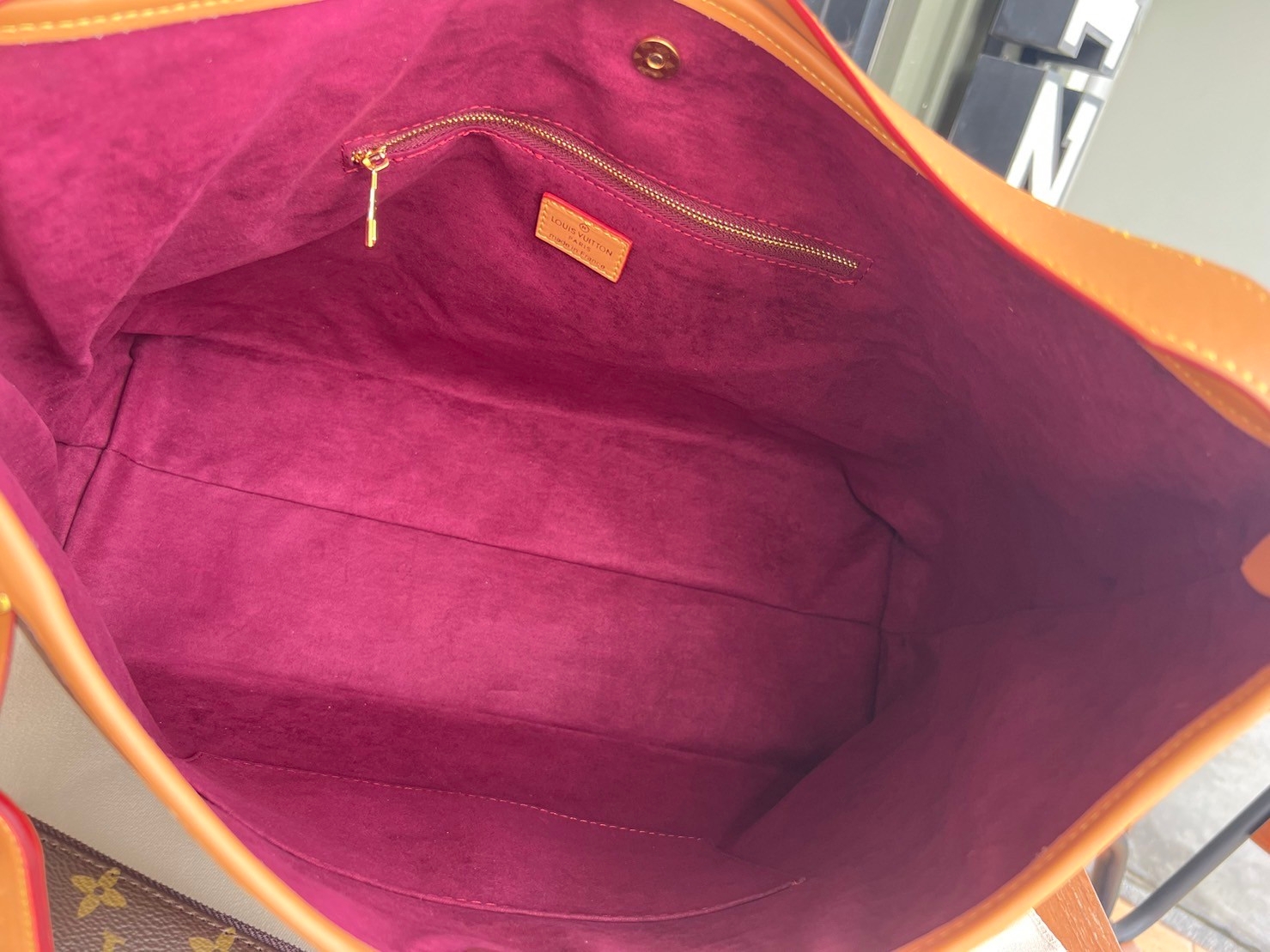 LV CarryAll MM handbag in Monogram / LV Tote Shopping Bag พร้อมส่ง กระเป๋าถือแคนวาสแต่งขอบหนังแคนวาสอย่างดี ผสานเสน่ห์สวยงามเข้ากับดีไซน์ที่รับกับสรีระให้คุณพกพาไปได้ทุกที่