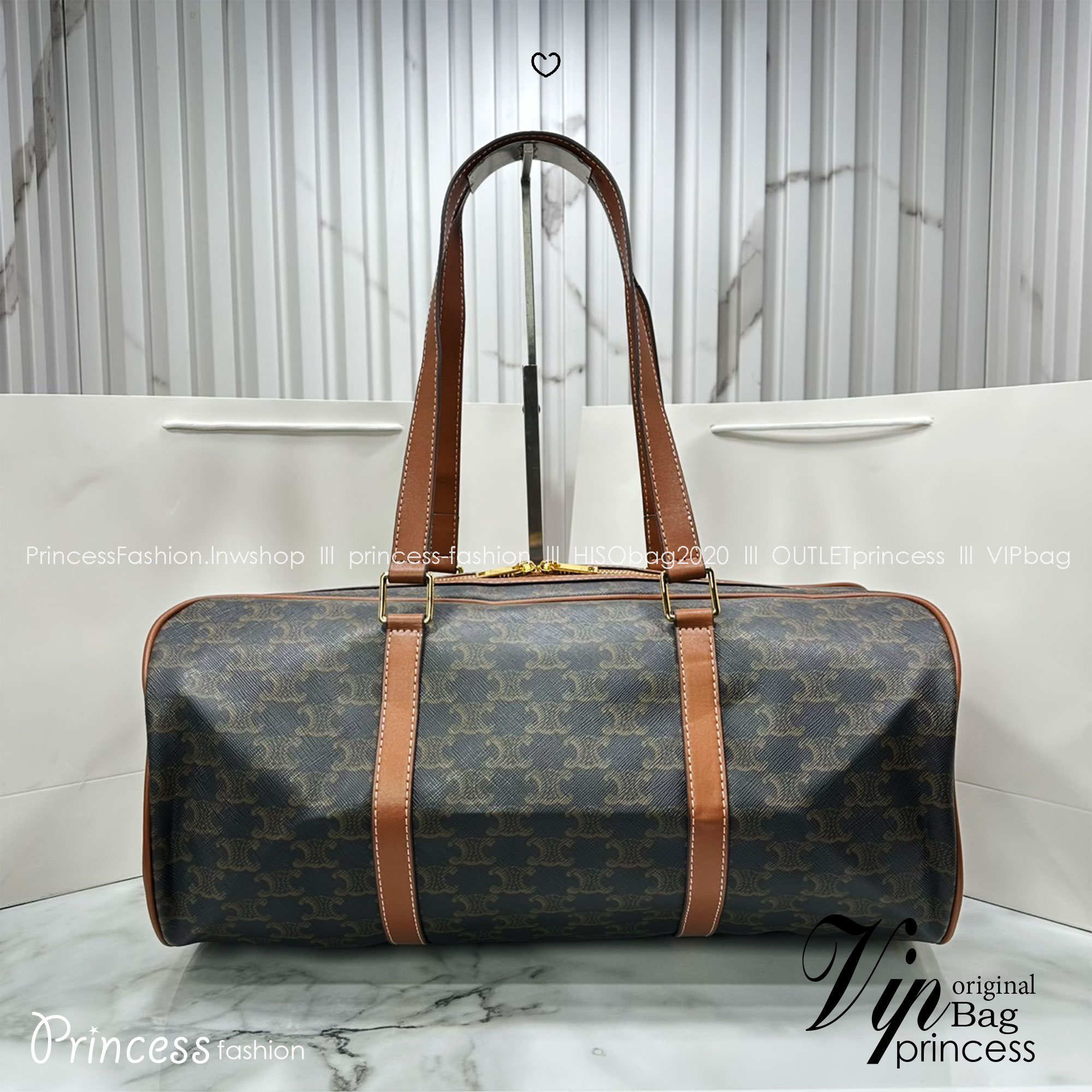 ORI หนังแท้ | CELINE GYM bag in Triomphe สายออกกำลังกายแบบติดแกรมต้องไม่พลาดใบนี้ค่ะ กับกระเป๋าทรง keepall มาในรูปทรงใหม่สปอร์ตเท่คูล ใบใหญ่ทรงเรียวไม่เทอะทะ เหมาะสำหรับใส่ของไป Gym หรือ Short Vocation ก็เหมาะมากๆ