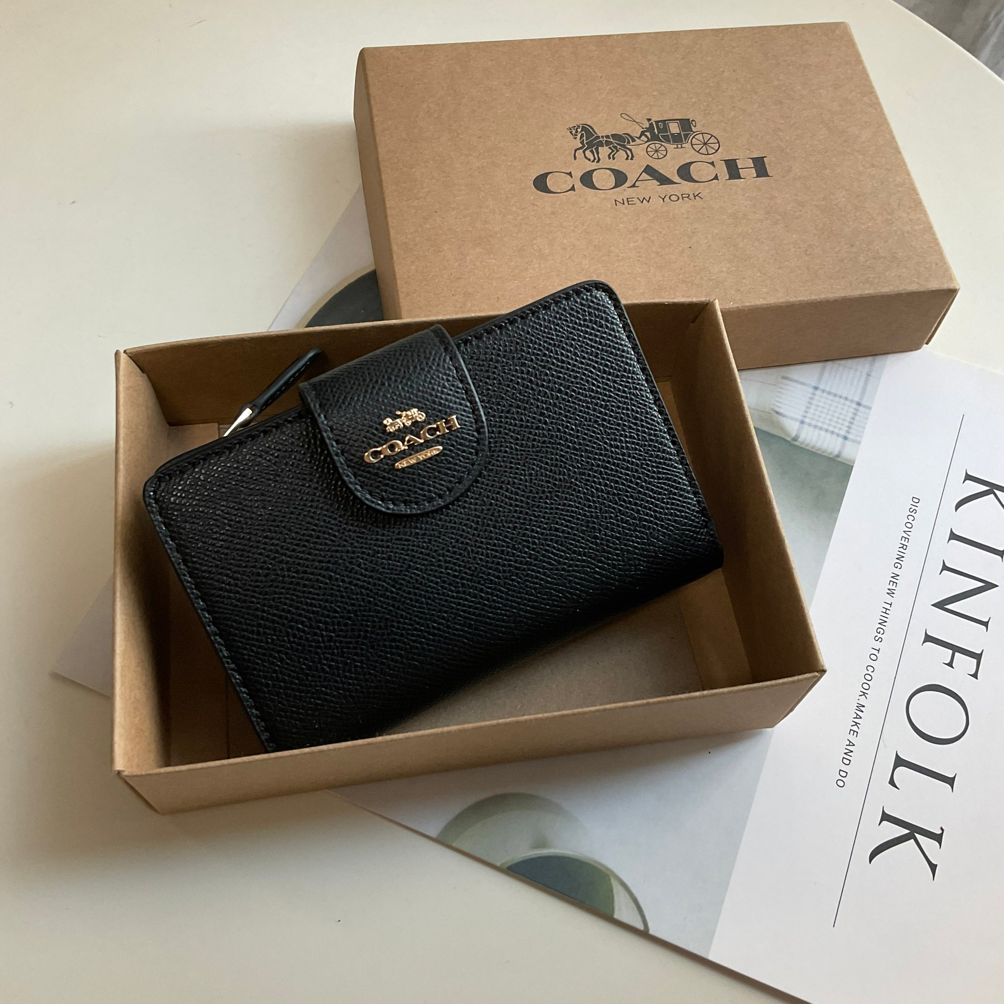 COACH SMALL WALLET IN SIGNATURE CANVAS กระเป๋าสตางค์ใบกลาง แบบพับสองตอน เปิดปิดด้วยกระดุมปั้มแบรนด์ ด้านในมีช่องใส่บัตรหลายช่อง พร้อมช่องใส่รูป และช่องใส่ธนบัตร ด้านหลังมีช่องซิปเหรียญอีกหนึ่งช่อง น้ำหนักเบา พกพาสะดวก อะไหล่ทองสุดหรู ห้ามพลาดค่ะ!