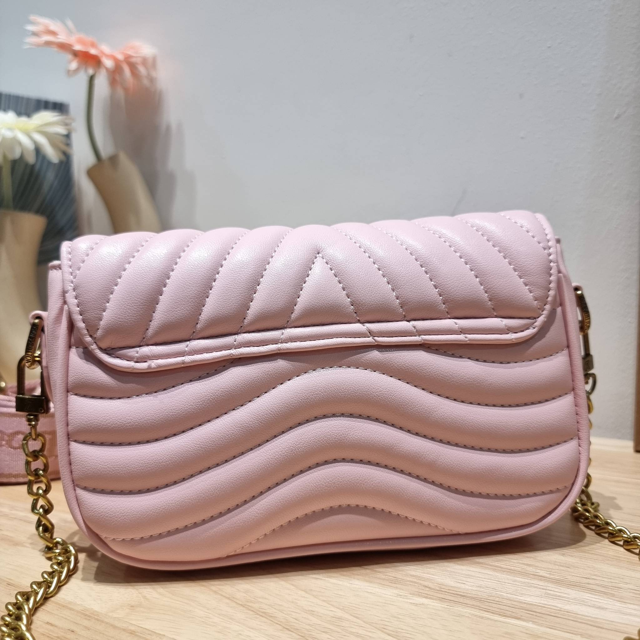 LV new wave pochette multi bag กระเป๋าสะพายมัลติฟังก์ชั่น มาพร้อม box set รับรองว่าดีงาม ลูกเล่นคลาสสิคผสานความวินเทจ มีสายสะพายให้ 2 เส้น และกระเป๋าใบลูก เล็กน่ารัก