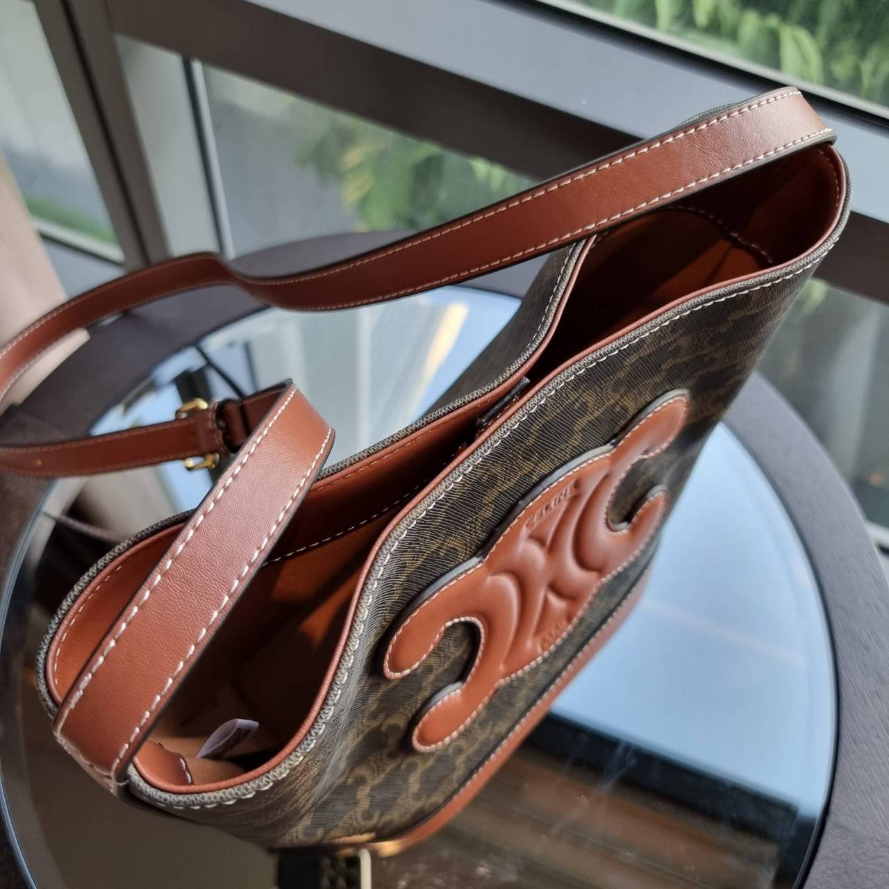 VIP 】CELINE BUCKET BAG CUIR TRIOMPHE คอลเลคชั่นใหม่ ฮิตข้ามปี กับกระเป๋าสะพายทรงถัง ใช้งานง่ายที่สุด สายสะพายในตัว ปรับใช้ได้เลย วัสดุหนังวัว เรียบหรู ผู้ดีไปอีก โดดเด่นด้วยโลโก้เอกลักษณ์ มีกระดุมปิดที่ปากกระเป๋า ภายในโล่งกว้าง ใส่ของแบบจุๆไปเลย เป็นรุ่นท