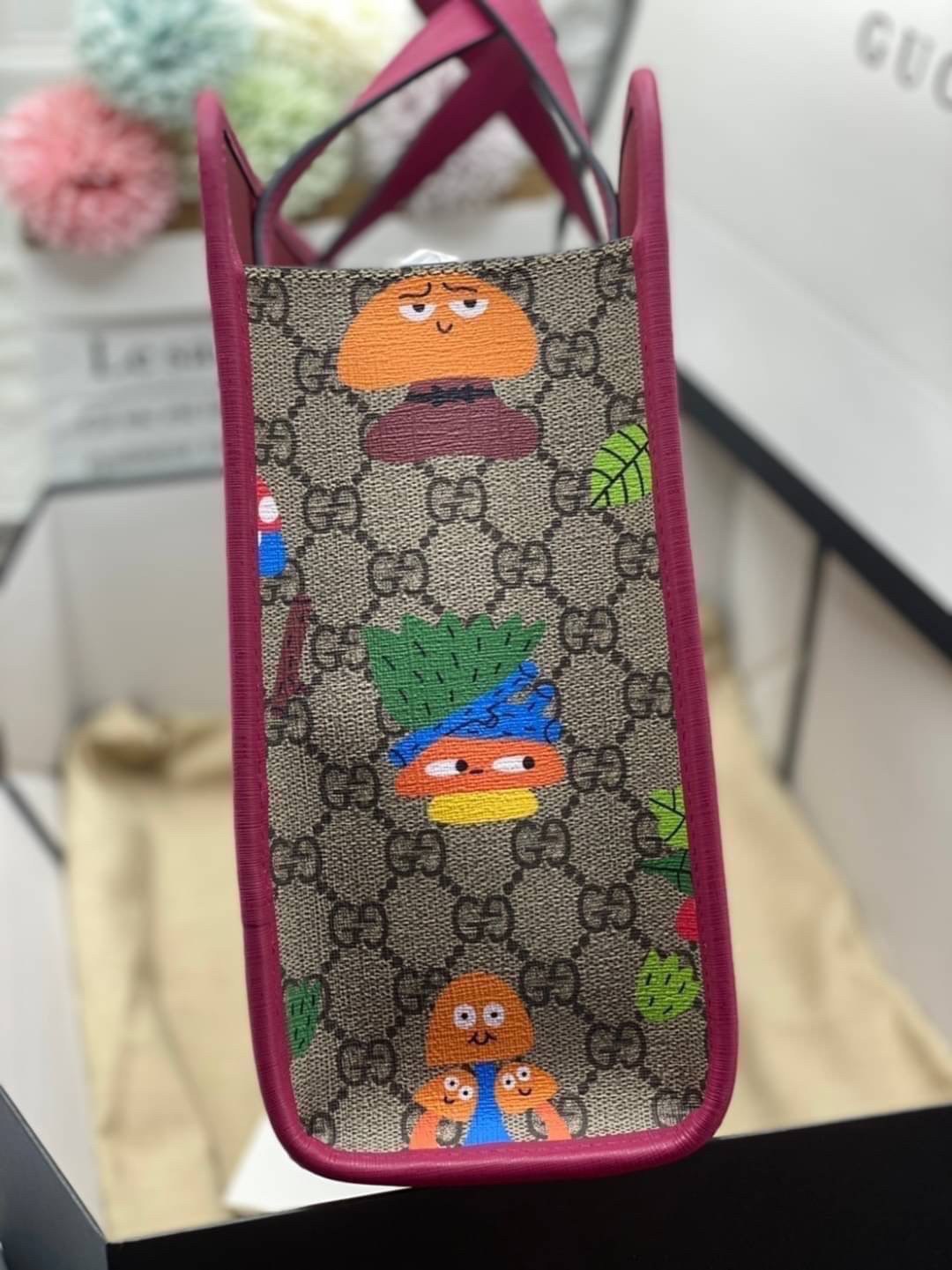 Ori GUCCI Children's tote bag GG kids ที่สุดของความน่ารัก ลิมิเต็ดแบบไม่มีเอาท์ สาวๆสายหวานไม่ควรพลาดด้วยประการทั้งปวงเลยค่าา หนังแท้เกรดดีที่สุด พิมพ์ลายแบรนด์รอบใบเทคเจอร์สวยอยู่ทรง ภายในมีโลโก้กว้างและจุสุดๆใส่สัมภาระได้เยอะ ภาพถ่ายจ