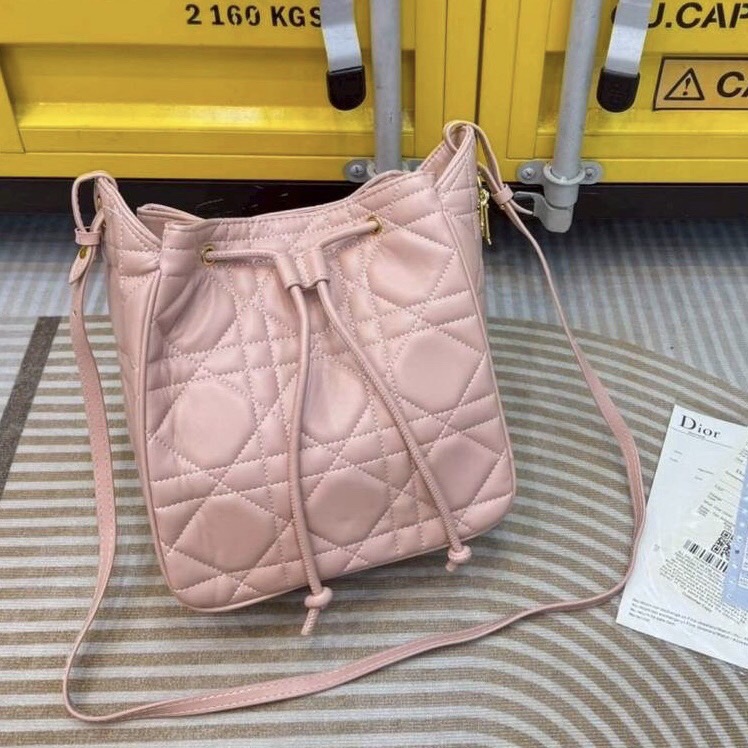 Dior Medium D-Motion Bag กระเป๋าสะพายทรงบัคเก็ต โดดเด่นด้วยดีไซน์ทรงถังทันสมัยเรียบง่ายใช้งานได้จริง เย็บตะเข็บแบบ Macrocannage นุ่มนวล