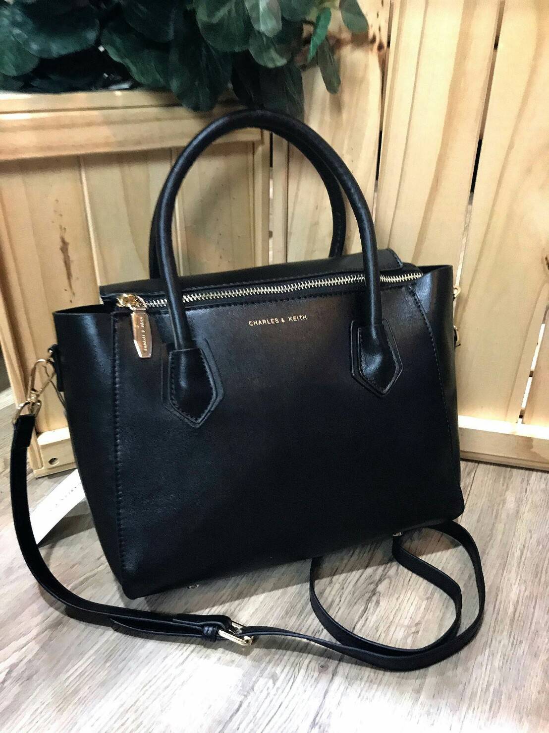 CHARLES & KEITH DOUBLE ZIP STRUCTURED BAG กระเป๋าถือหรือสะพายรุ่นใหม่ลชนช็อป ขนาดกำลังดี หนังเรียบสวยอยู่ทรงด้านหน้ามีโลโก้แบรนด์ เปิดปิดด้วยซิป ภายในกว้างจุของได้เยอะ ใส่ Ipad กระเป๋าสตางค์ หนังสือ ของใช้ได้จุ มาพร้อมสายสะพายยาวถอดปรับระดับได้ได้ มีหมุดร