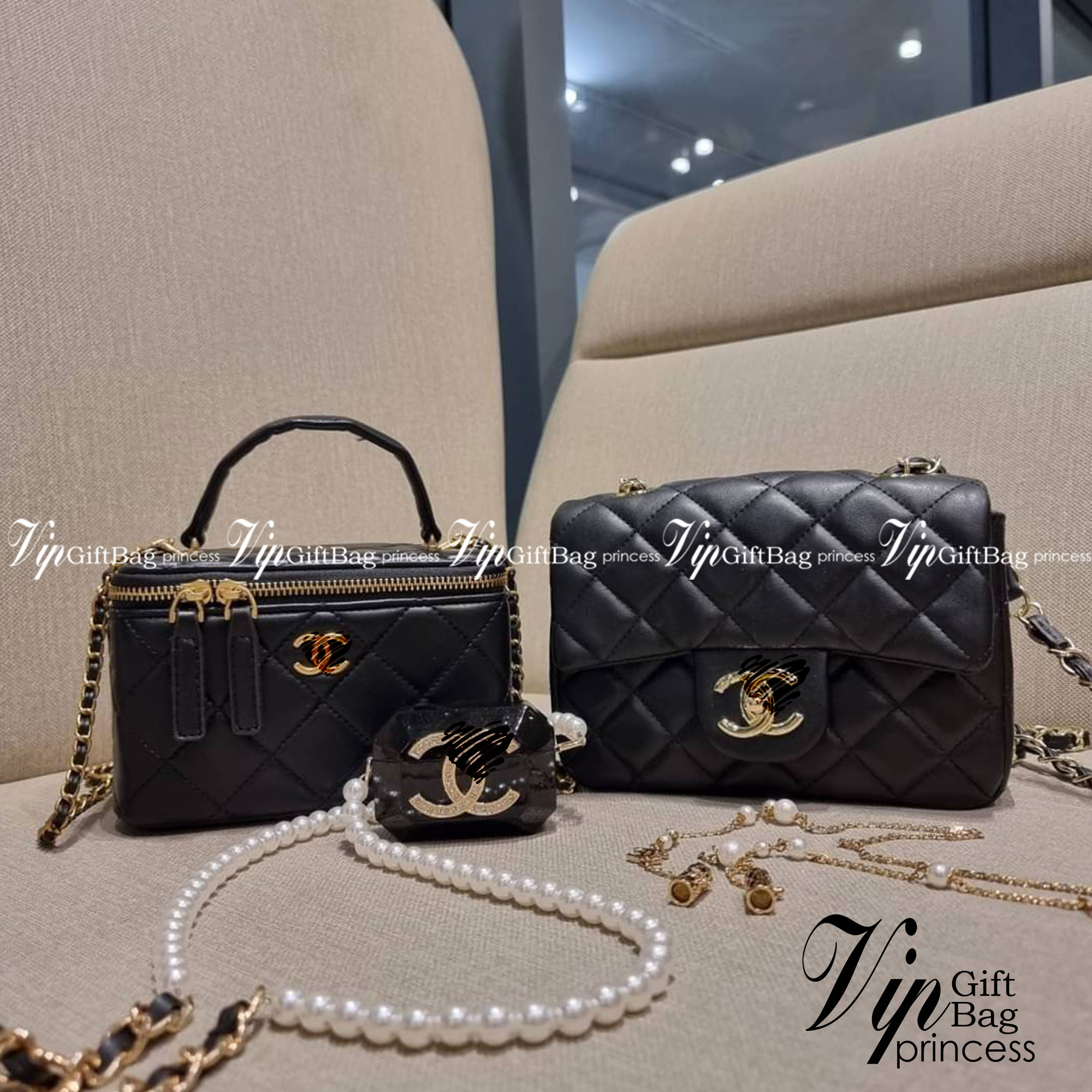 VIP 🥂 เซ็ทคือที่สุดของความคุ้ม EXCLUSIVE MIX ITEM!! CHANEL GIFT BOX SET กลับมาอีกครั้งกับไอเท็มสุดหรูชวนให้สะสม สุดยอดของรุ่นยอดฮิตพร้อมเสิร์ฟครบชุด สุดคุ้ม มาพร้อมกระเป๋าสะพายถึง 2 ใบ คอลเลคชั่นของมันต้องมี ทั้งตัวคลาสสิคและ vanity และสุดยอดของหา