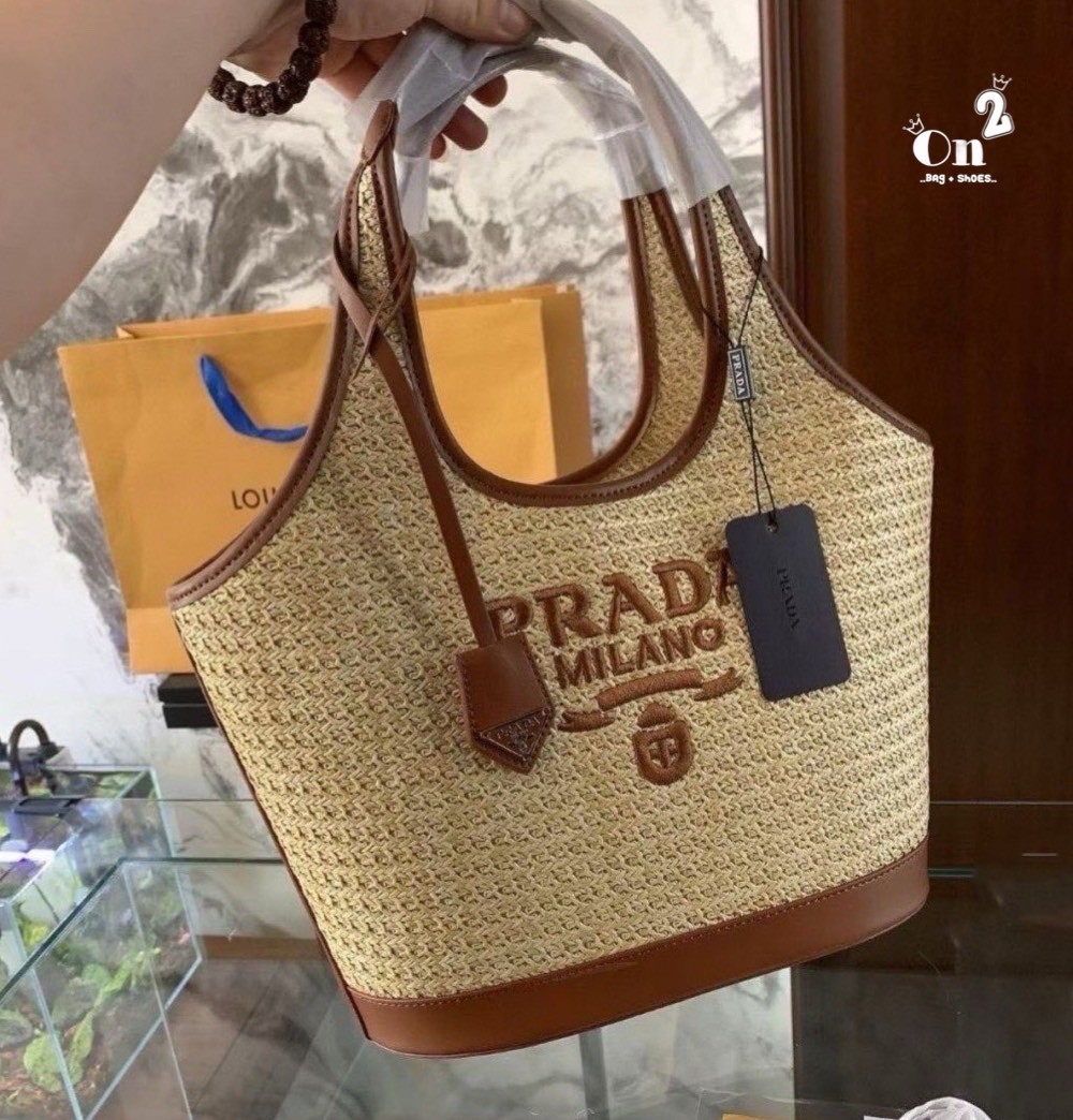 PRADA Linen blend and leather mini-buckle bag / Prada Tote Bag กระเป๋าถือทรง buckle รุ่นนี้มีไว้ยังไงก็ได้ใช้บ่อยแน่นอน