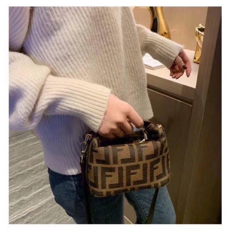 FENDI MINI BAGUETTE BROWN FABRIC BAG วัสดุ CANVAS พิมพ์ลายแบรนด์ *ทรงมินิน่ารัก เปิดปิดด้วยตัวล็อคปั้มลายแบรนด์ พร้อมซิปยาว ภายในมีช่องซิปแยกอีกช่อง สามารถใส่ iphone เงิน ของจุกจิกได้ มาพร้อมสายสะพาย2แบบ ถอดปรับได้ อะไหล่ปั้มแบรนด์สีทอง Rare items เด็ดๆแบ