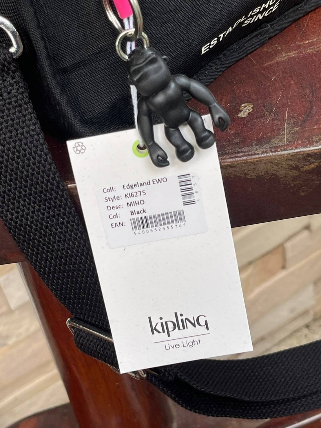 Kipling Kirsty Small Handbag (KI6275) กระเป๋าถือหรือสะพายทรงcrossbody จากคอลเลคชั่นใหม่ล่าสุด ที่เน้นฟังก์ชั่นแบบไม่ซับซ้อน สีสันเรัยบง่ายเข้าได้กับสีเสื้อผ้าได้ดี สามารถใส่ของที่จำเป็นสำหรับผู้หญิงได้แทบทุกอย่างไม่ว่าจะเป็น มือถือ กระเป๋าสตางค์หรือเครื่อ