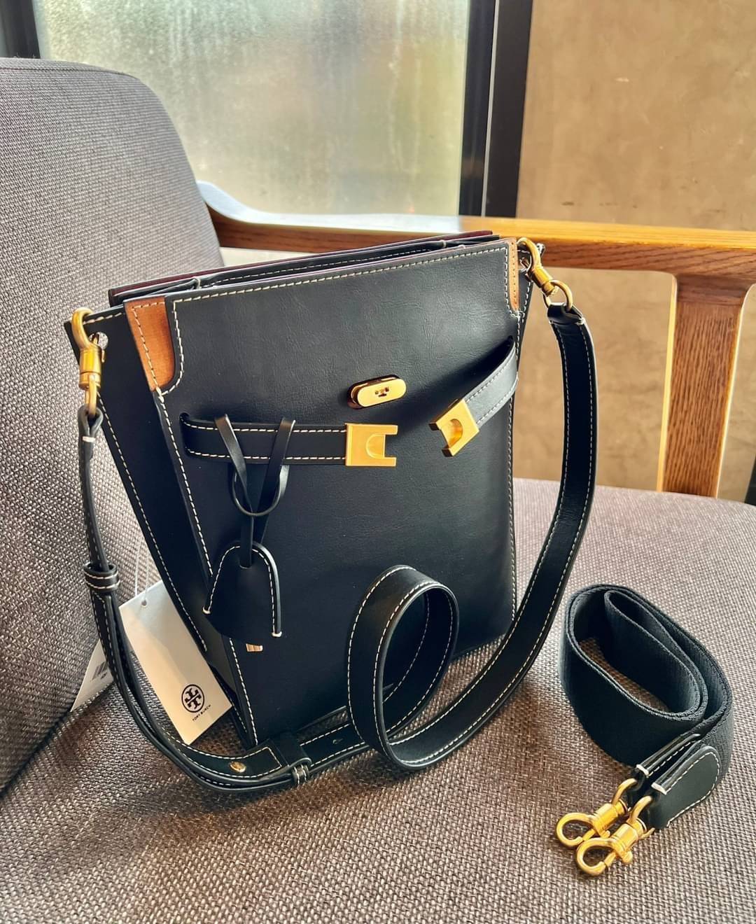 Large TORY BURCH LEE RADZIWILL PEBBIED BAG ((139014)) เป็นรุ่นที่สวย หรู น่าใช้มากๆค่ะ! ลุคหรูดูดีมากๆ กับกระเป๋าสะพายข้างจากTB ใบใหญ่