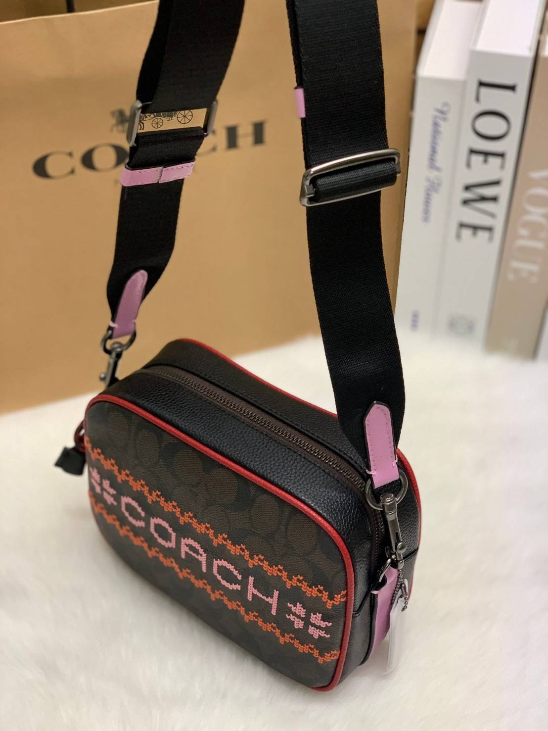 COACH DEMPSEY CAMERA BAG IN SIGNATURE ((C1541)) กระเป๋าทรงกล้องขนาดกระทัดรัด หนังแท้สวยงาม น่าใช้ค่ะ ด้านหน้าเป็นงานปักโลโก้+ลายกัวใจต่อๆกัน ได้สวยงาม เปิดปิดกระเป๋าแบบซิป ภายในสามารถใส่กระเป๋าเงินใบกลางได้;มือถือได้ทุกรุ่น;ของจุกจิกอื่นๆได้พอประมานเลยนะค