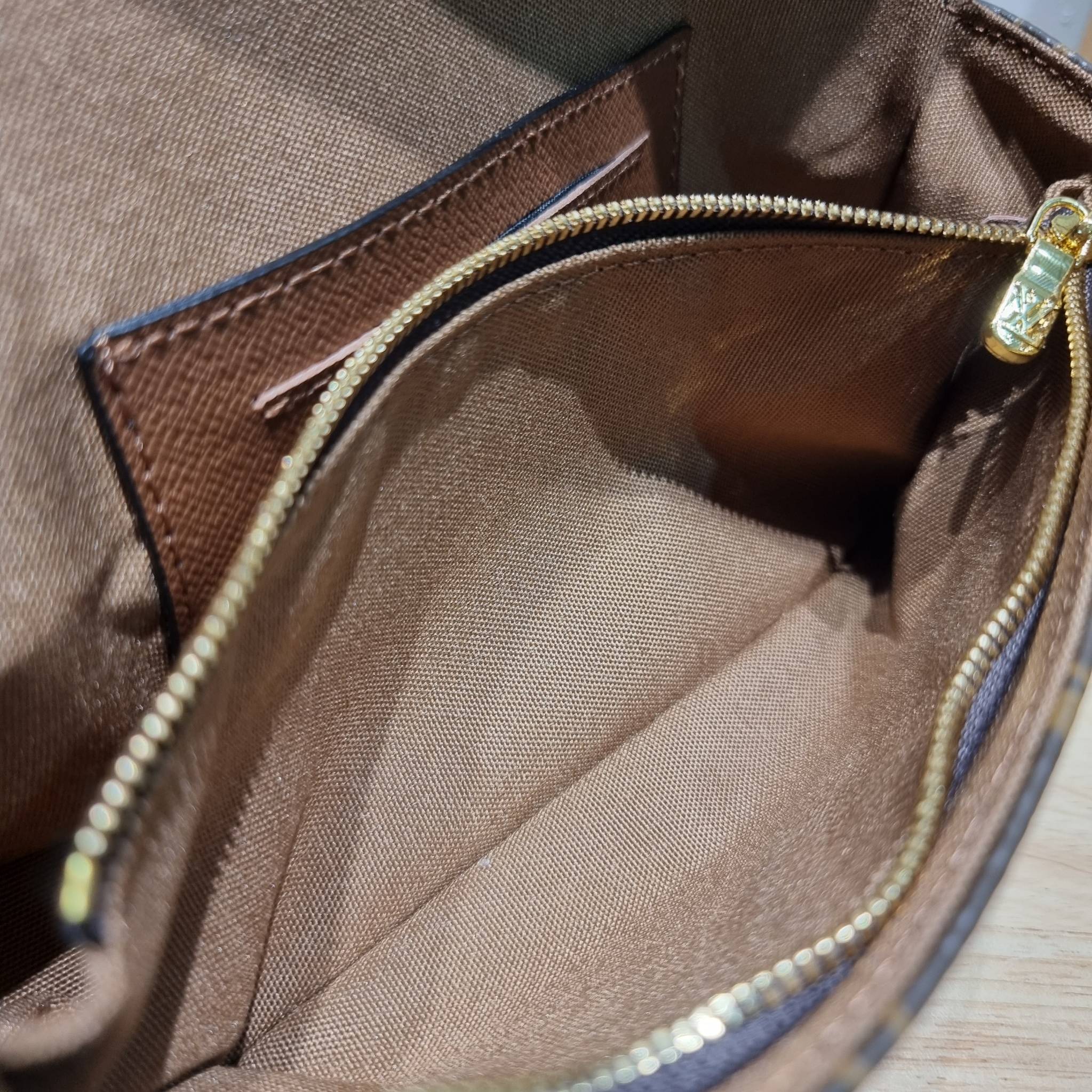 LV IVY WALLET ON CHAIN กระเป๋าสะพายกึ่งกระเป๋าสตางค์ รุ่นยอดนิยม สุดคุ้มด้วยลูกเล่นที่หลากหลาย สายสะพาย 2 เส้น สะพายไหล่และสะพายข้าง