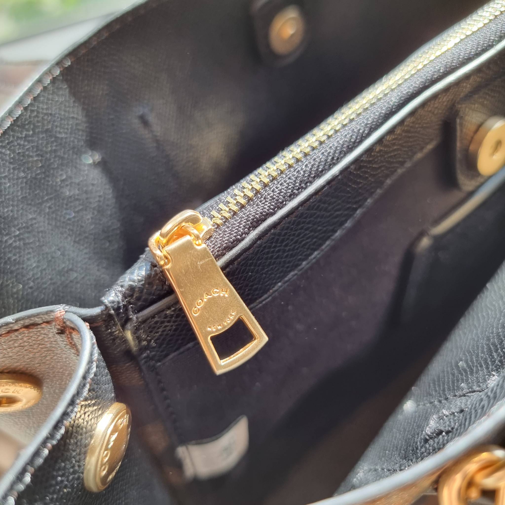 OUTLET 】COACH 73293 MINI AVENUE CARRYALL IN SIGNATURE CANVAS กระเป๋าสะพายรุ่นคลาสสิค คัมแบคแล้วจ้าแม่!! ไซส์กำลังสวย วัสดุหนังแคนวาสคุณภาพดี ด้านข้างเก็บทรงได้ เปิด-ปิดด้วยกระดุมแม่เหล็ก ใช้งานง่าย มีช่องซิป ใบนี้เห็นเล็กๆ แต่จุได้เยอะพอสมควรเลยน้า ɣ