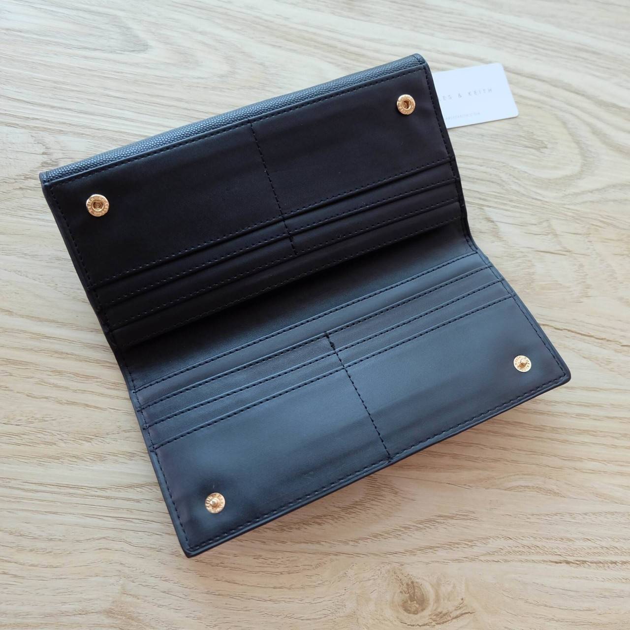 Charles & Keith Push-Lock Long Wallet กระเป๋าเงินใบยาววัสดุหนังลายคาร์เวียร์ ด้านหน้าปั๊มโลโก้แบรนด์ เปิดปิดแบบตัวล็อก ด้านในมีช่องซิปใส่เหรียญและธนบัตร ด้านหลัง มีตัวล็อคแบบกระดุม จุบัตรได้ถึง 12 ใบ รุ่นนี้สวยหรูเกินราคา ด้านหน้าเปิด - ปิดด้วยตัวกดล็อคทั