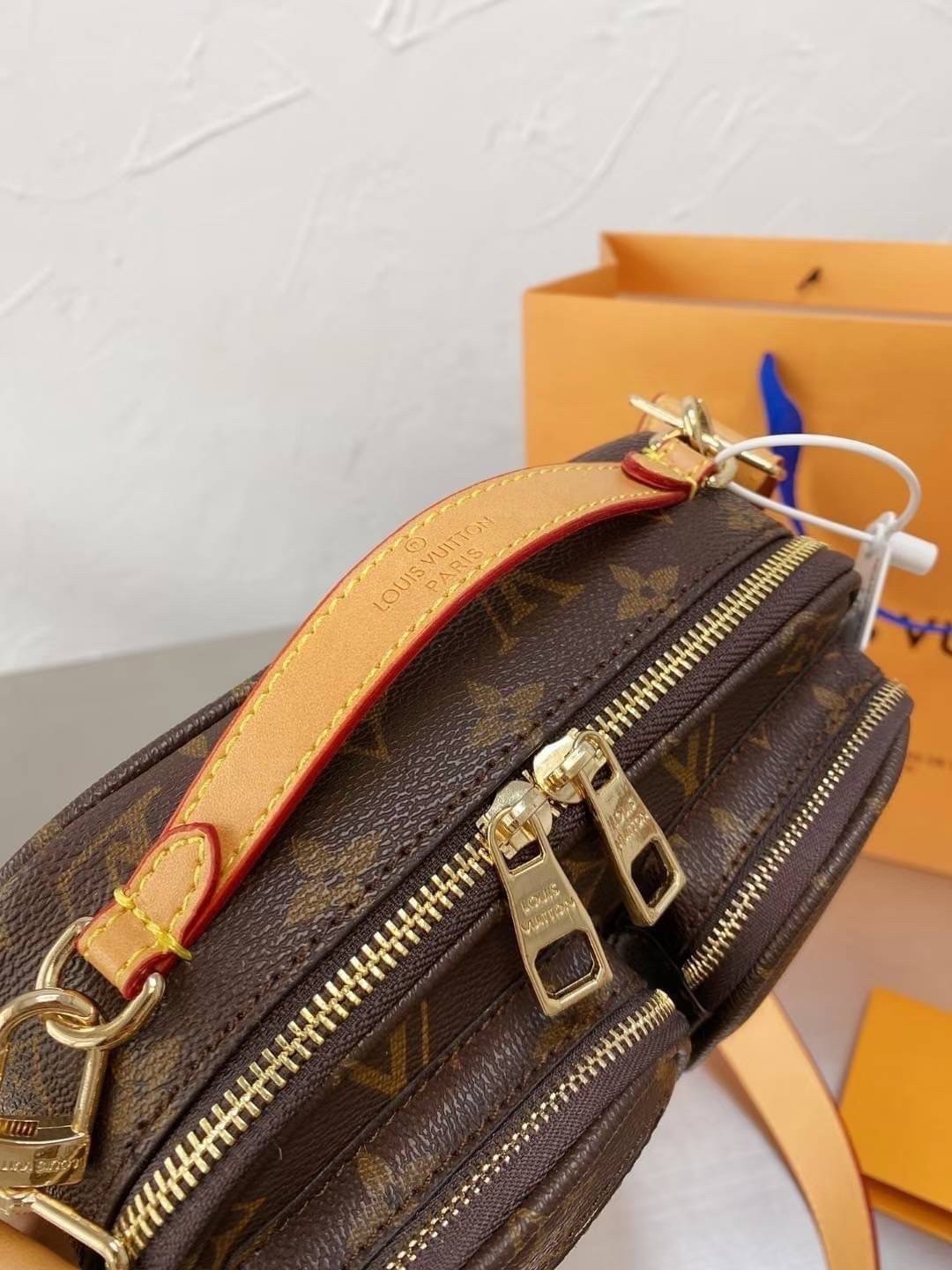 LV UTILITY CROSSBODY Crossbody Monogram bag ภาพถ่ายจากงานขายจริง ใช้งานต่างประเทศได้