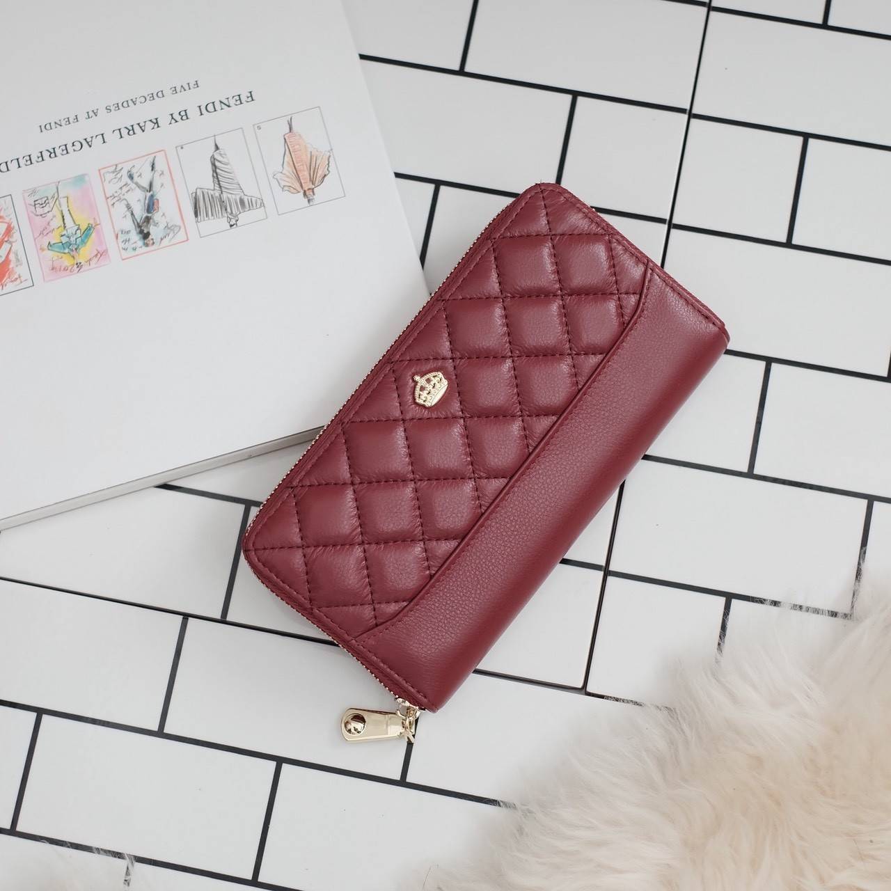 กระเป๋าสตางค์ Size ยาว ซิปรอบ สวยรับเงินมากใบนี้ คอนเฟิร์ม 💵💵 ใครกำลังหากระเป๋า size ห้ามพลาดนะคะ หนังสวยจริงๆ หนังวัวแท้ ตีตาราง นิ่ม ฟู ใช้หนังเกรดดีที่สุด สวยมาก KEEP • Super Rich ( Long )• กระเป๋า สตางค์ขนาดยาว ซิปรอบ ภายใน จุของคุ้ม ใ