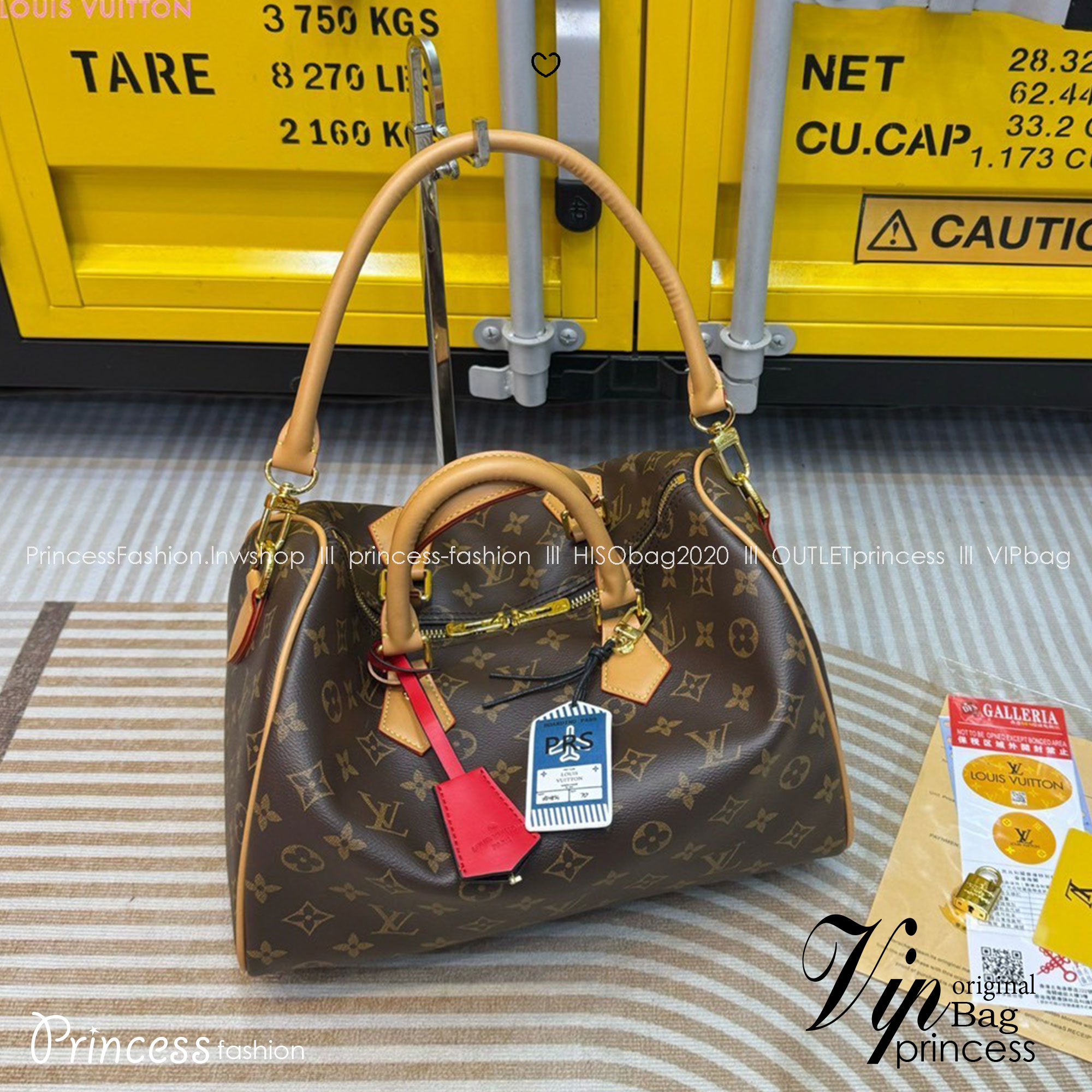 LV Speedy Soft 30 Crafty Bag กระเป๋าทรงหมอน รุ่นท็อปฮิตใบใหญ่จุของได้เยอะ มี 2 แบบให้เลือก รุ่นป้ายแท็ก PRS และ I Love LV ดีไซน์ใหม่ต้อนรับฤดูกาลท่องเที่ยว โดดเด่นด้วยการตกแต่งลายพิมพ์ซิกเนเจอร์ และป้ายแท็กหนังสุดเก๋